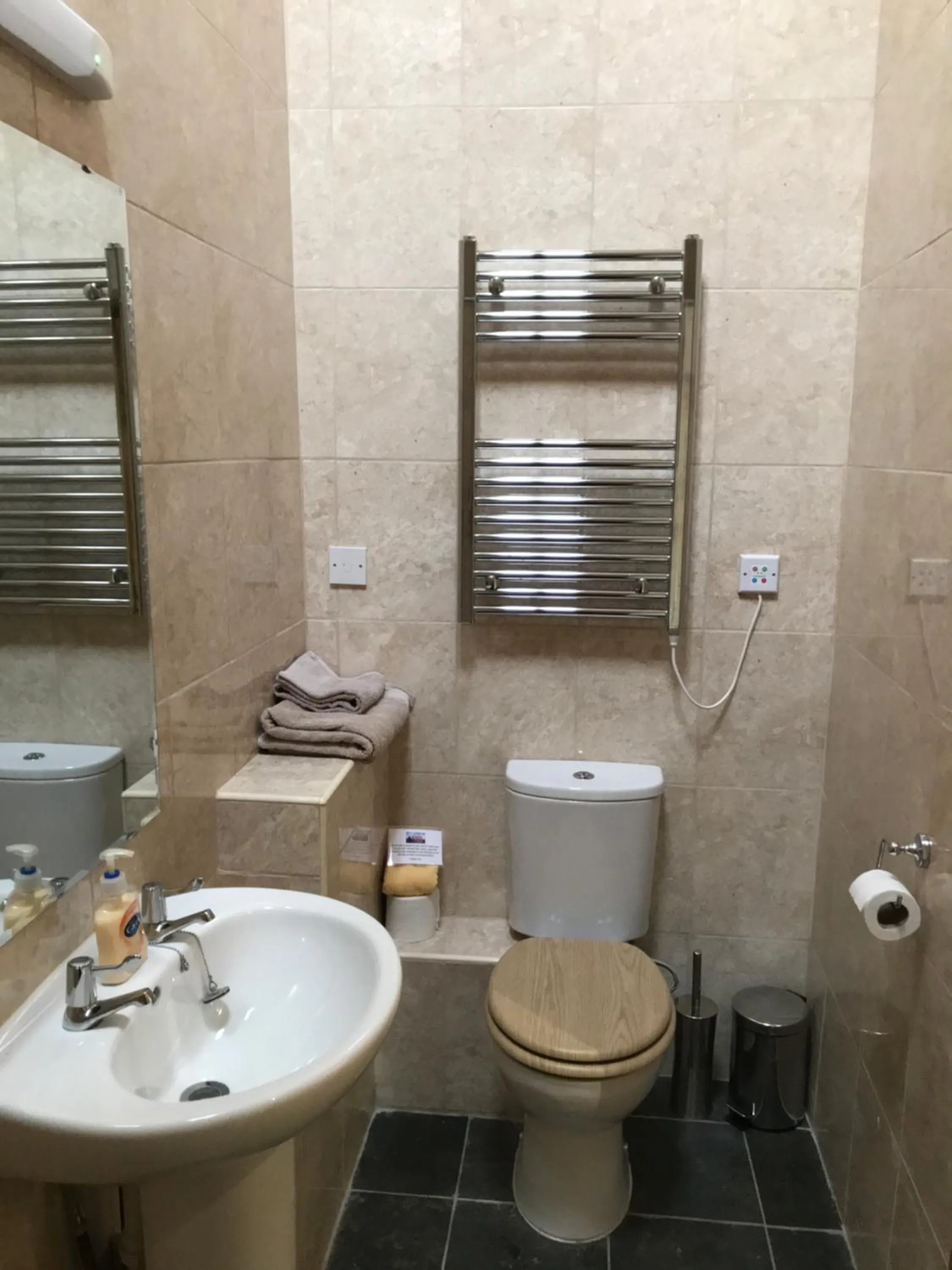 Bathroom in Nuneaton - Cottage - Sleeps 2 - Parking - Garden