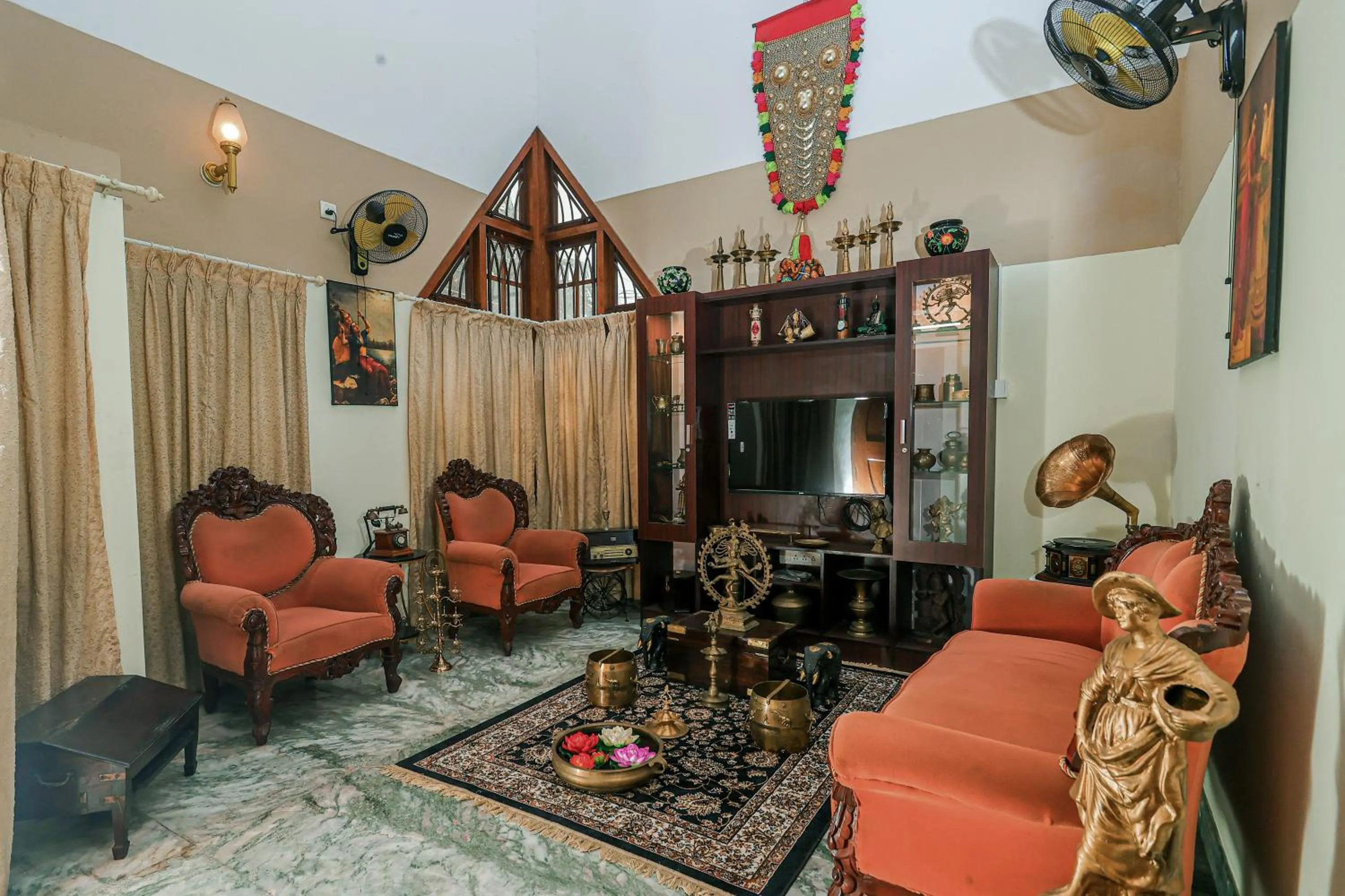 Communal lounge/ TV room in NALINAM HOMESTAY