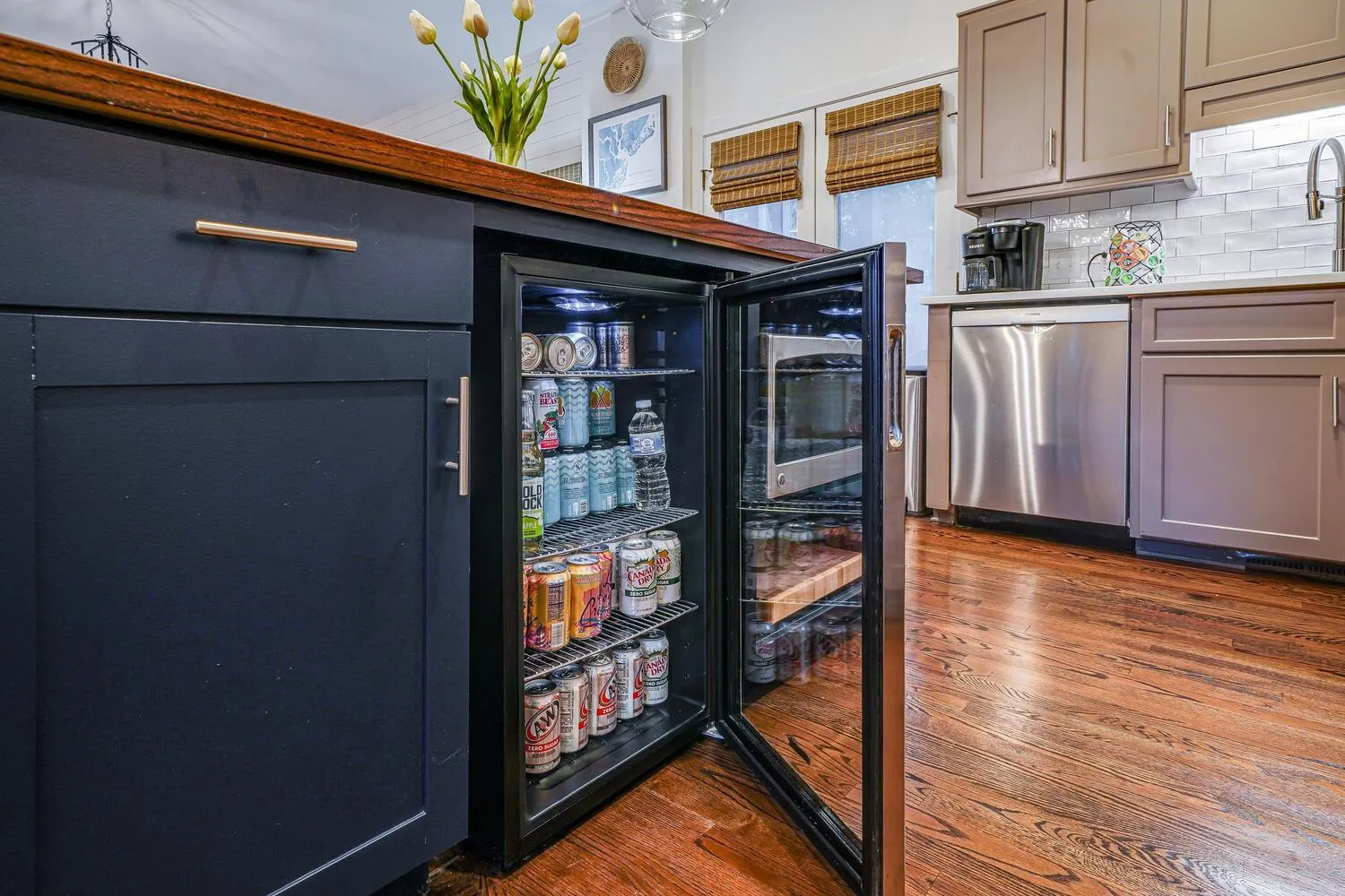 Kitchen or kitchenette in Seaside Cottage 81 - Pristine Grand Pavilion Home Pool Pass