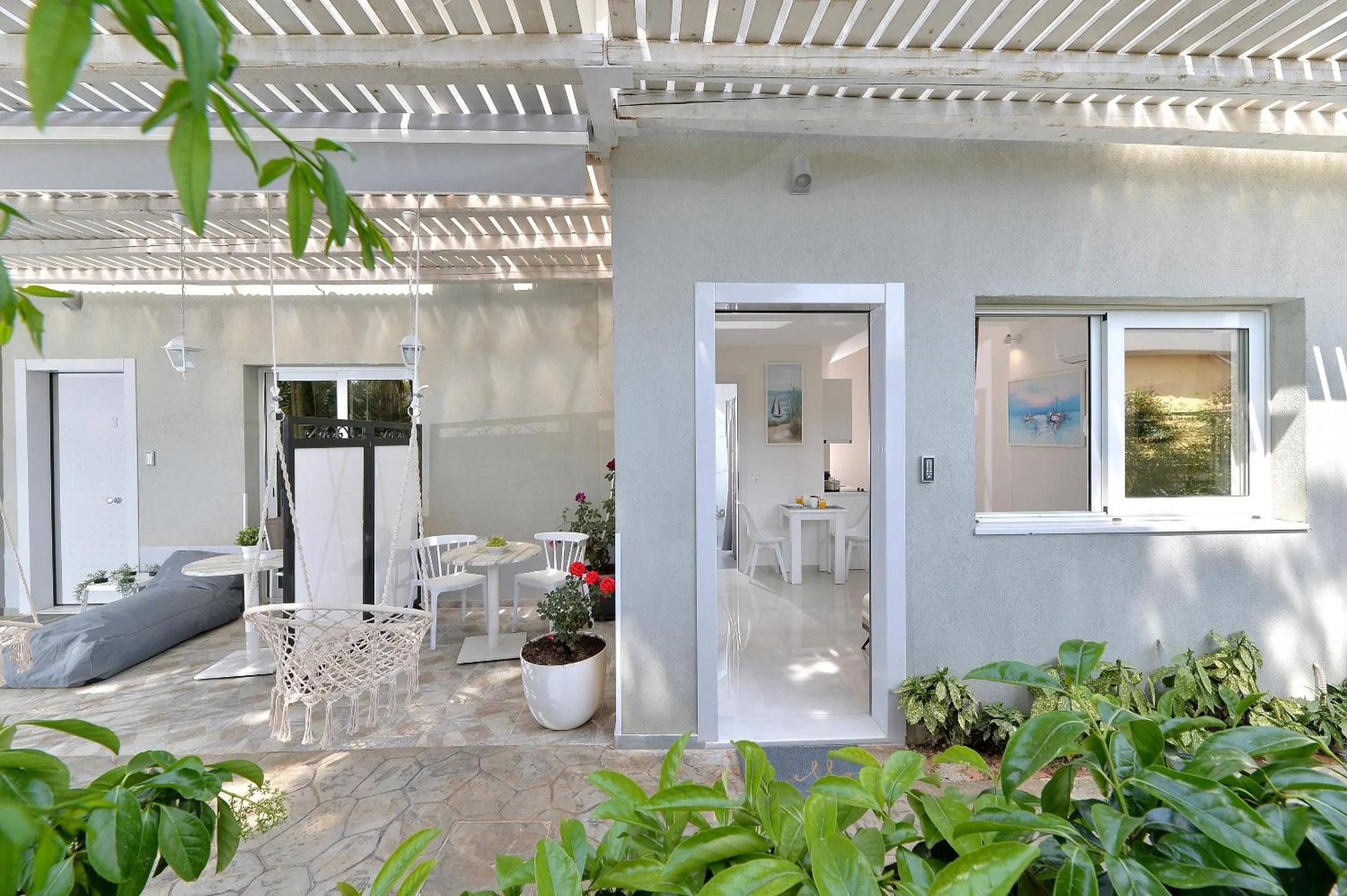 Day in Alekos Luxury Suites - Free 24hr Transformation From To Airport