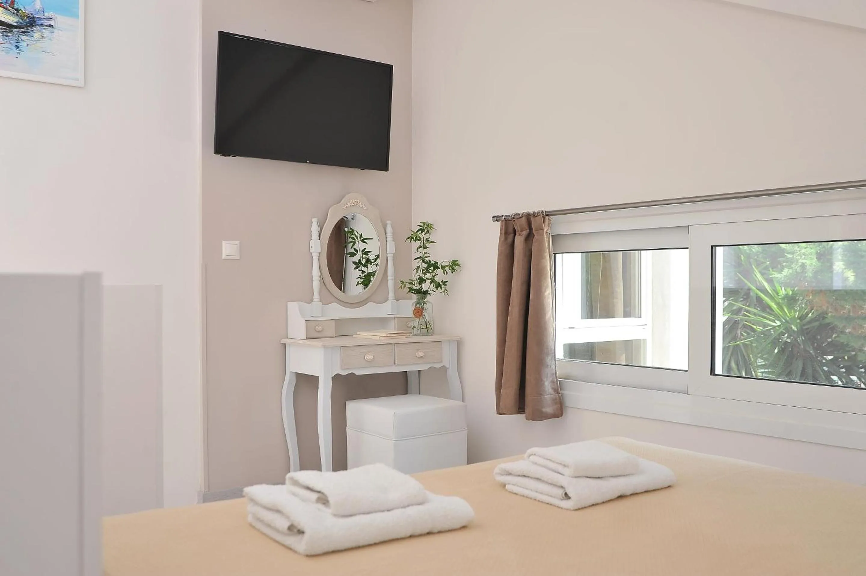 Bed in Alekos Luxury Suites - Free 24hr Transformation From To Airport