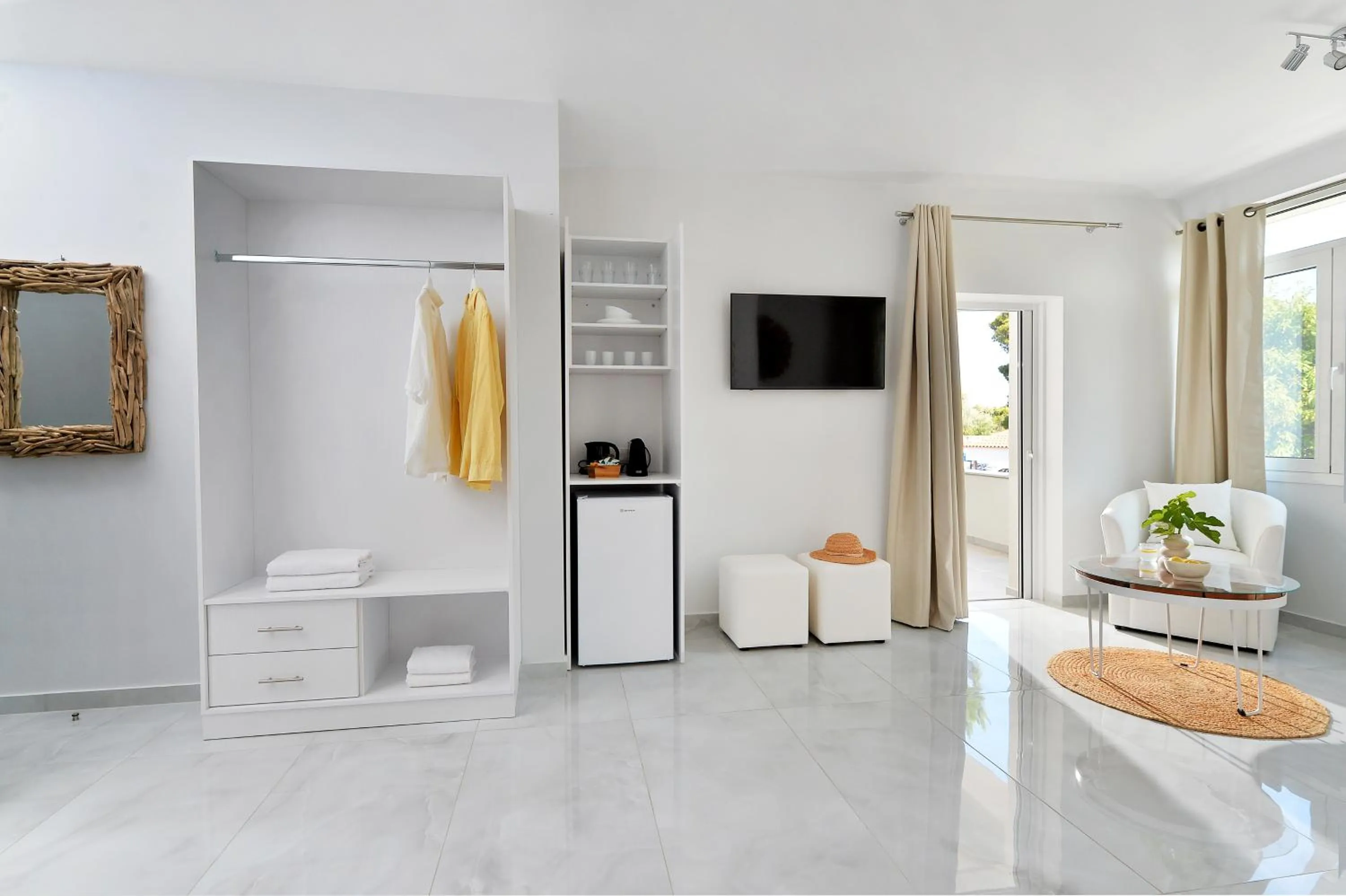 TV and multimedia in Alekos Luxury Suites - Free 24hr Transformation From To Airport