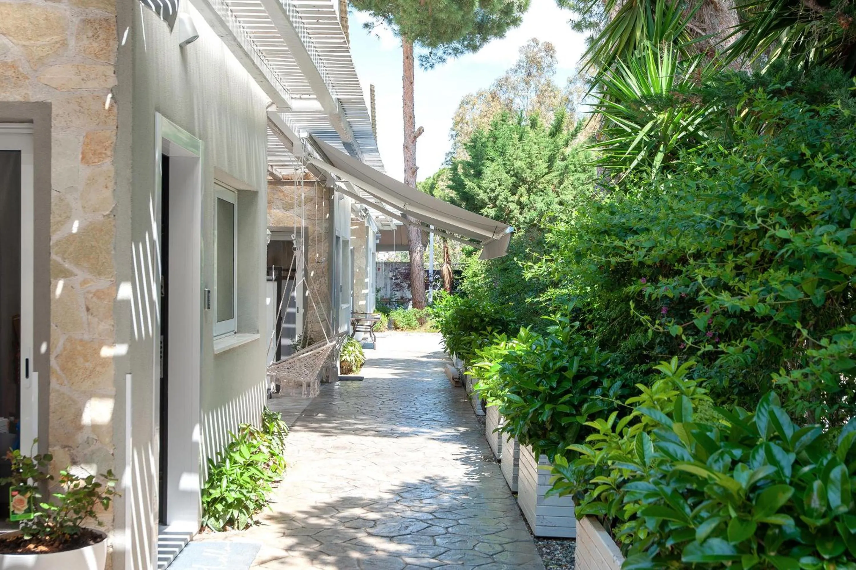 Property building in Alekos Luxury Suites - Free 24hr Transformation From To Airport