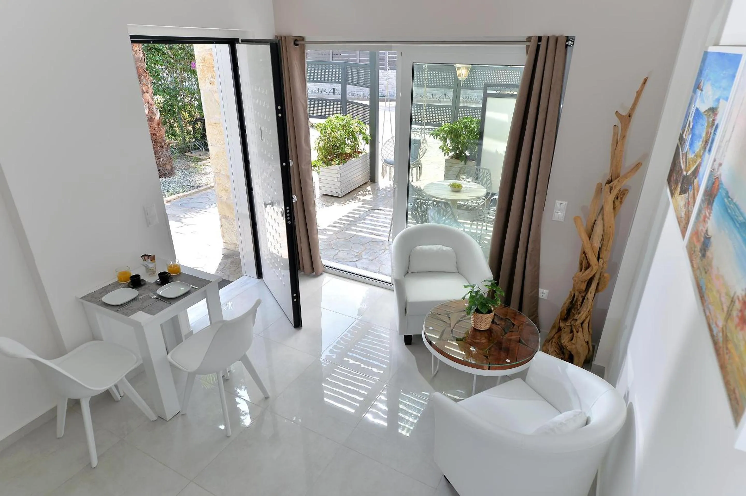 Living room in Alekos Luxury Suites - Free 24hr Transformation From To Airport