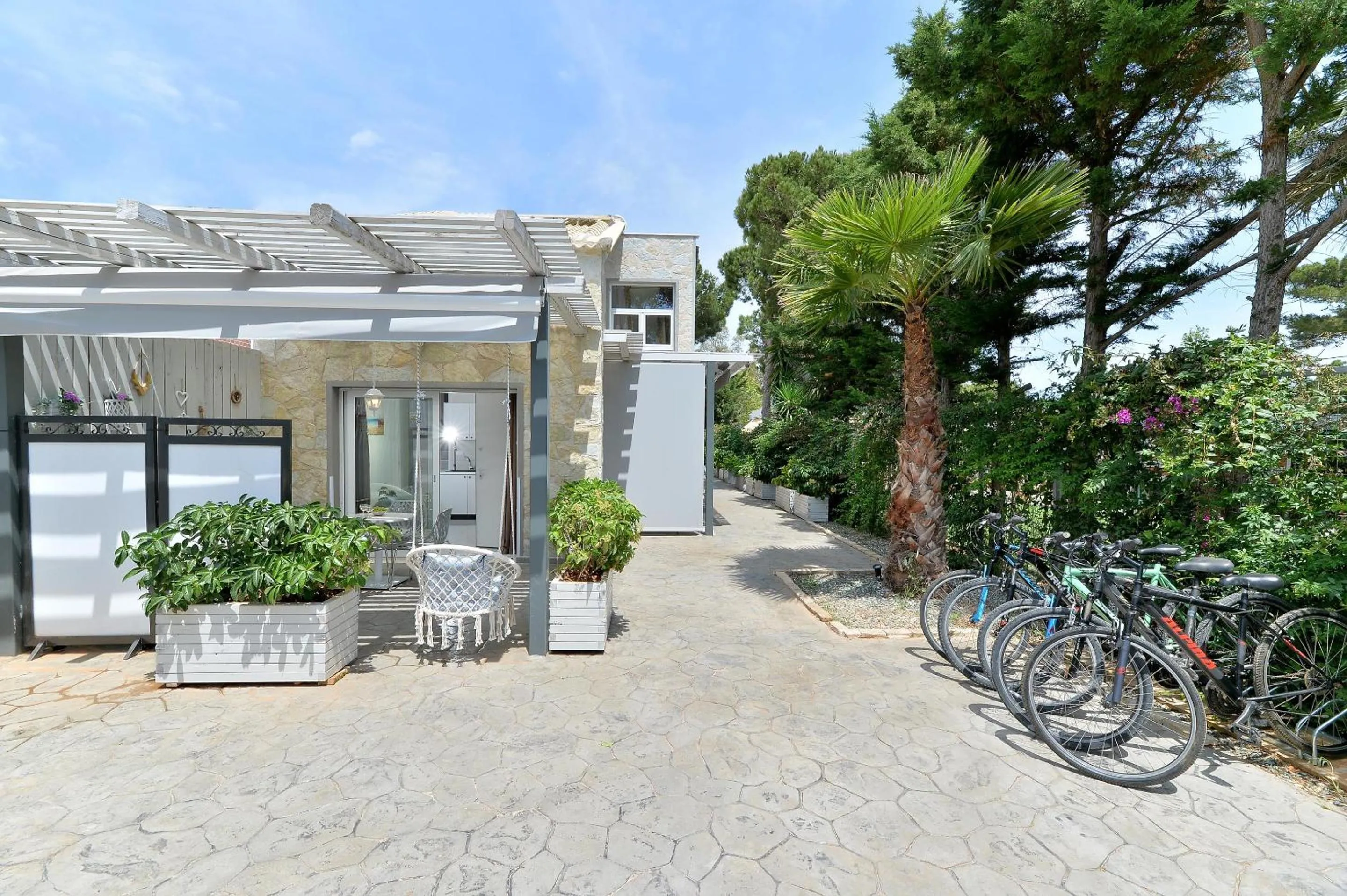 Property building in Alekos Luxury Suites - Free 24hr Transformation From To Airport