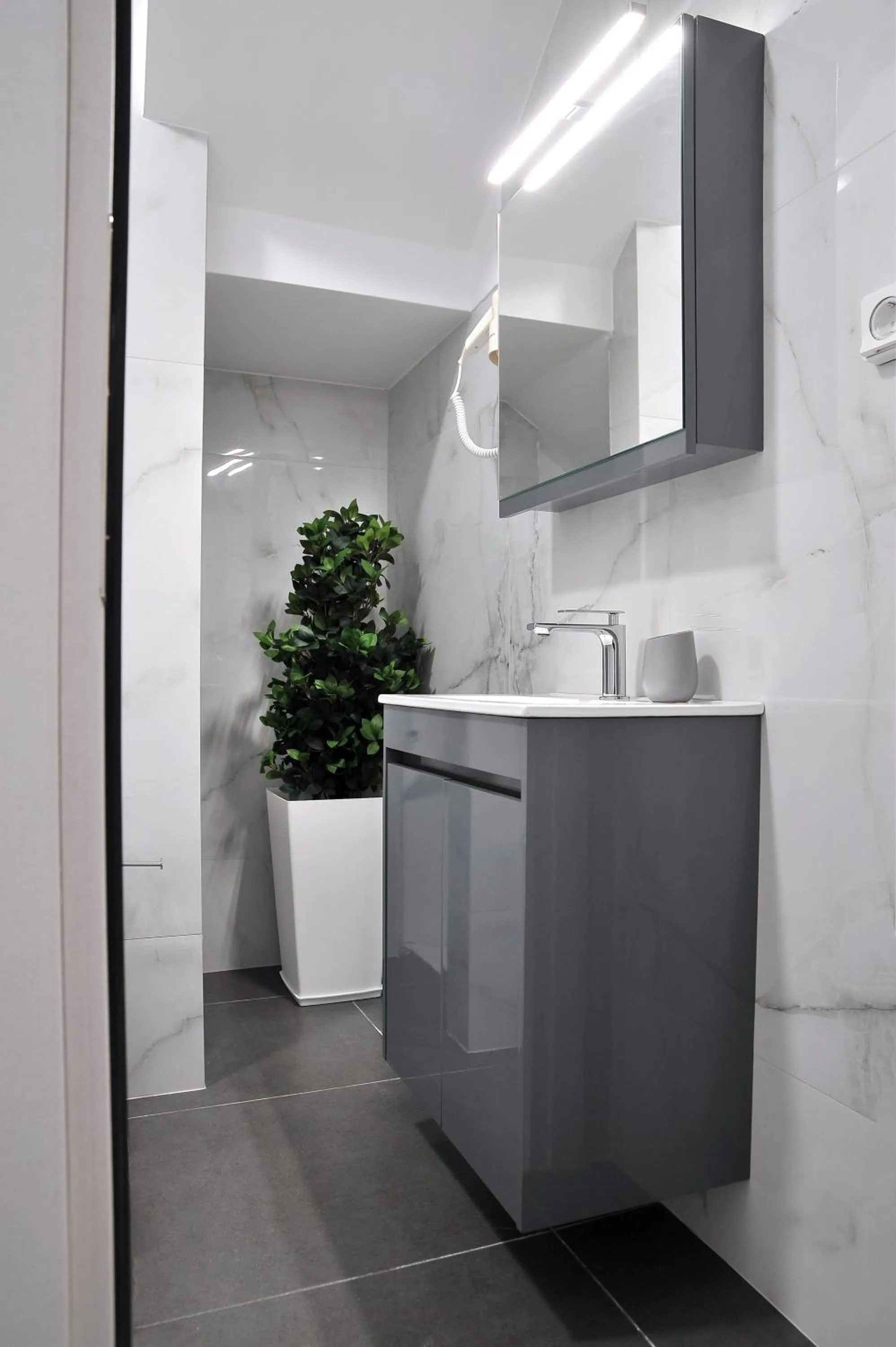 Bathroom in Alekos Luxury Suites - Free 24hr Transformation From To Airport