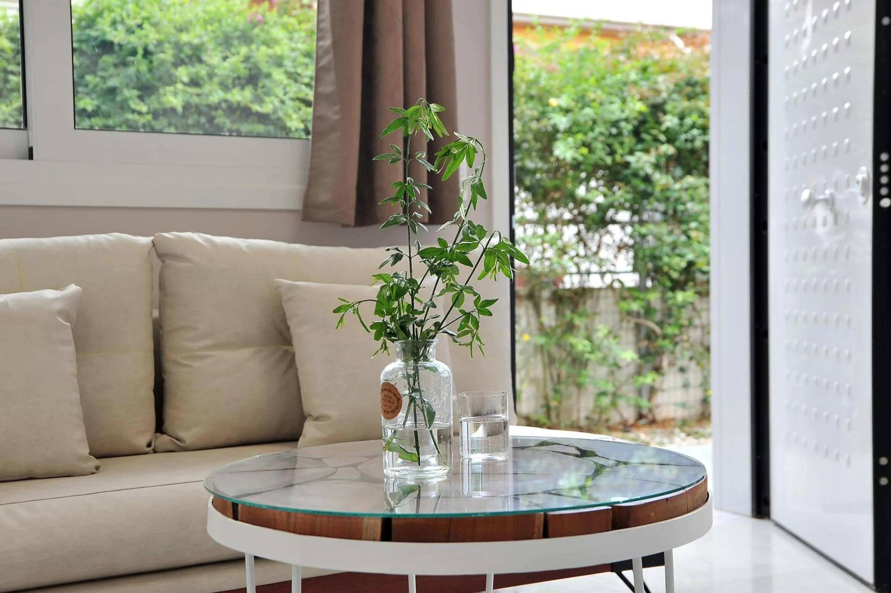 Day in Alekos Luxury Suites - Free 24hr Transformation From To Airport