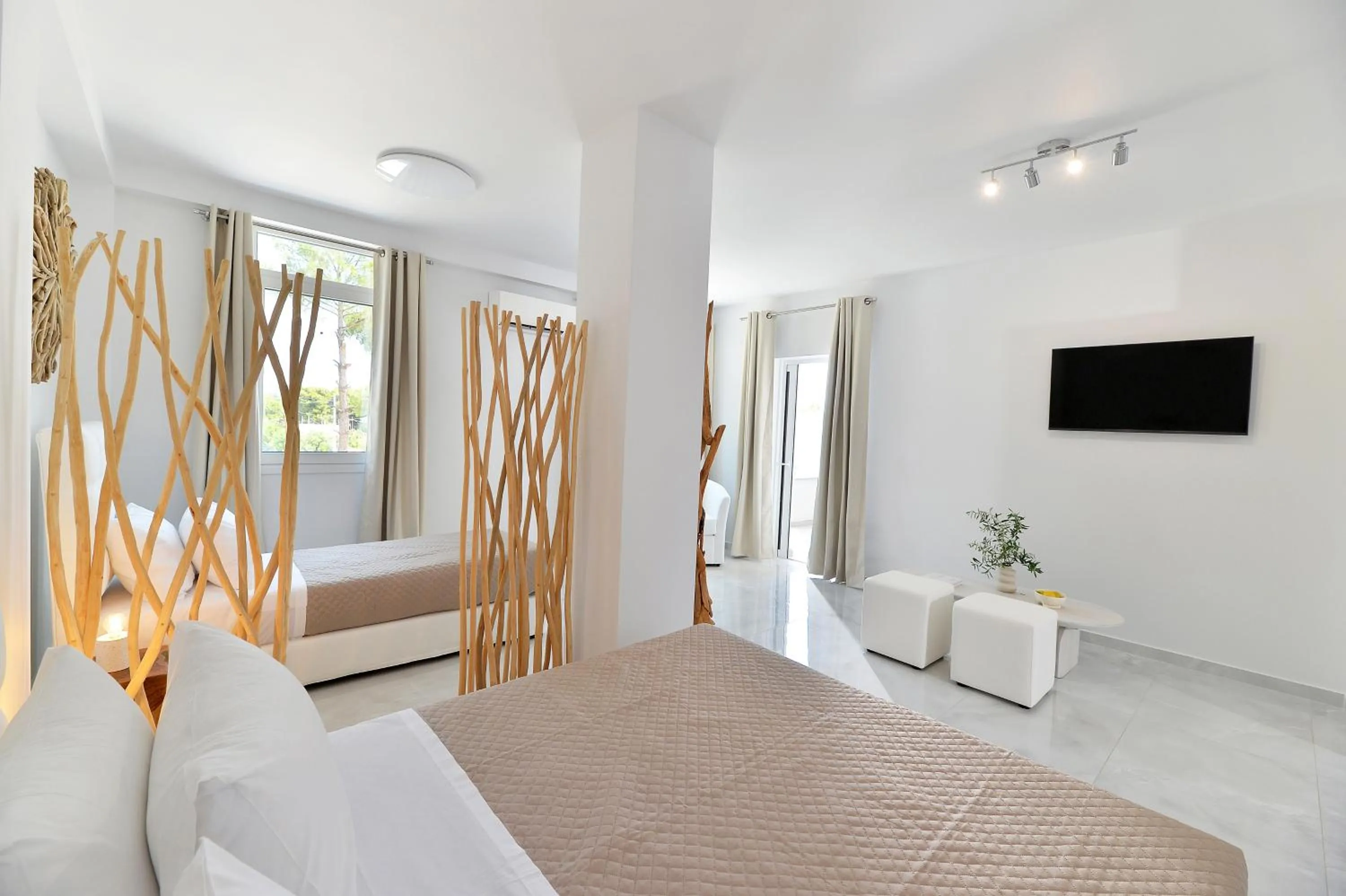 Communal lounge/ TV room, Bed in Alekos Luxury Suites - Free 24hr Transformation From To Airport