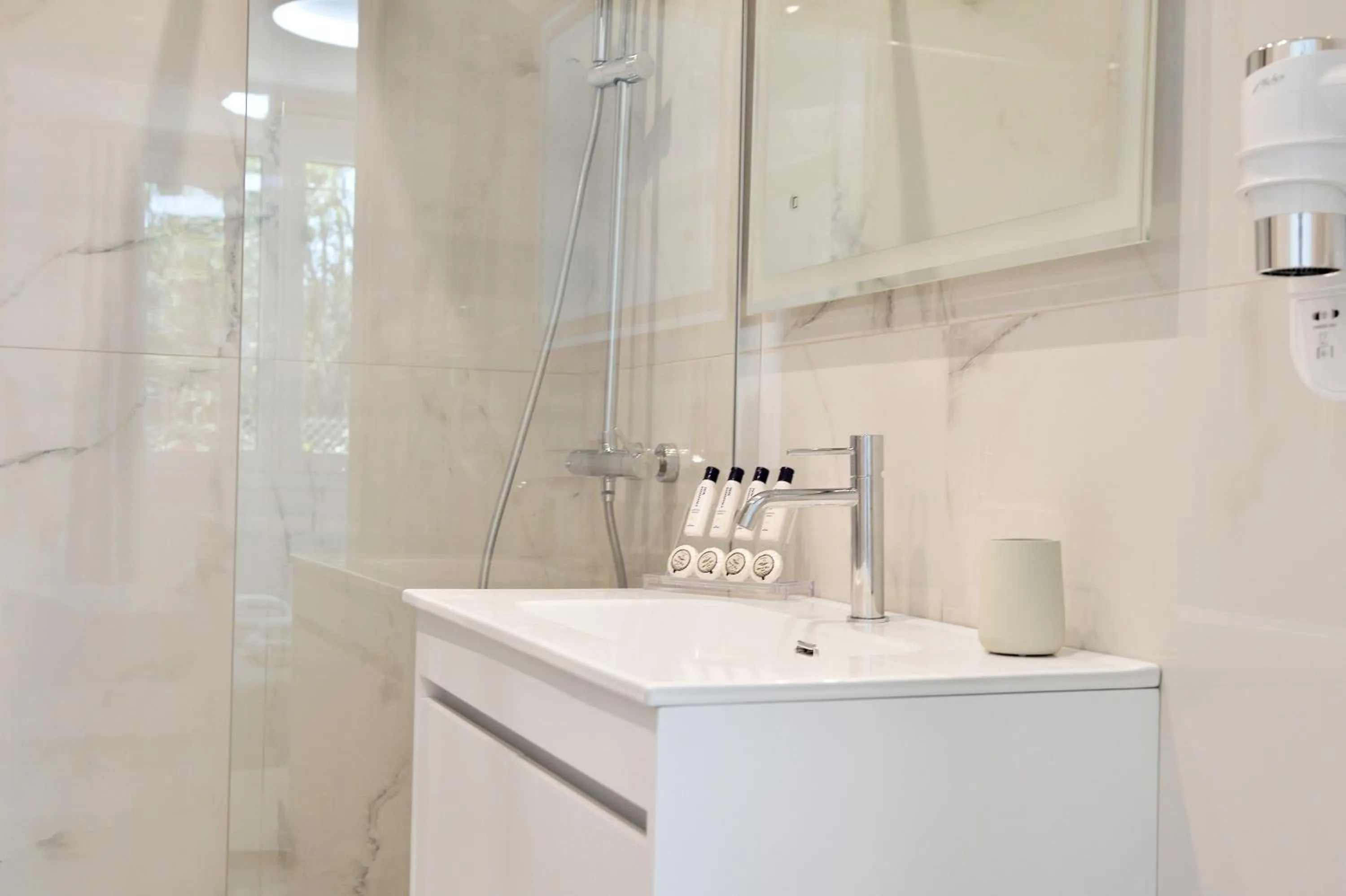 Bathroom in Alekos Luxury Suites - Free 24hr Transformation From To Airport