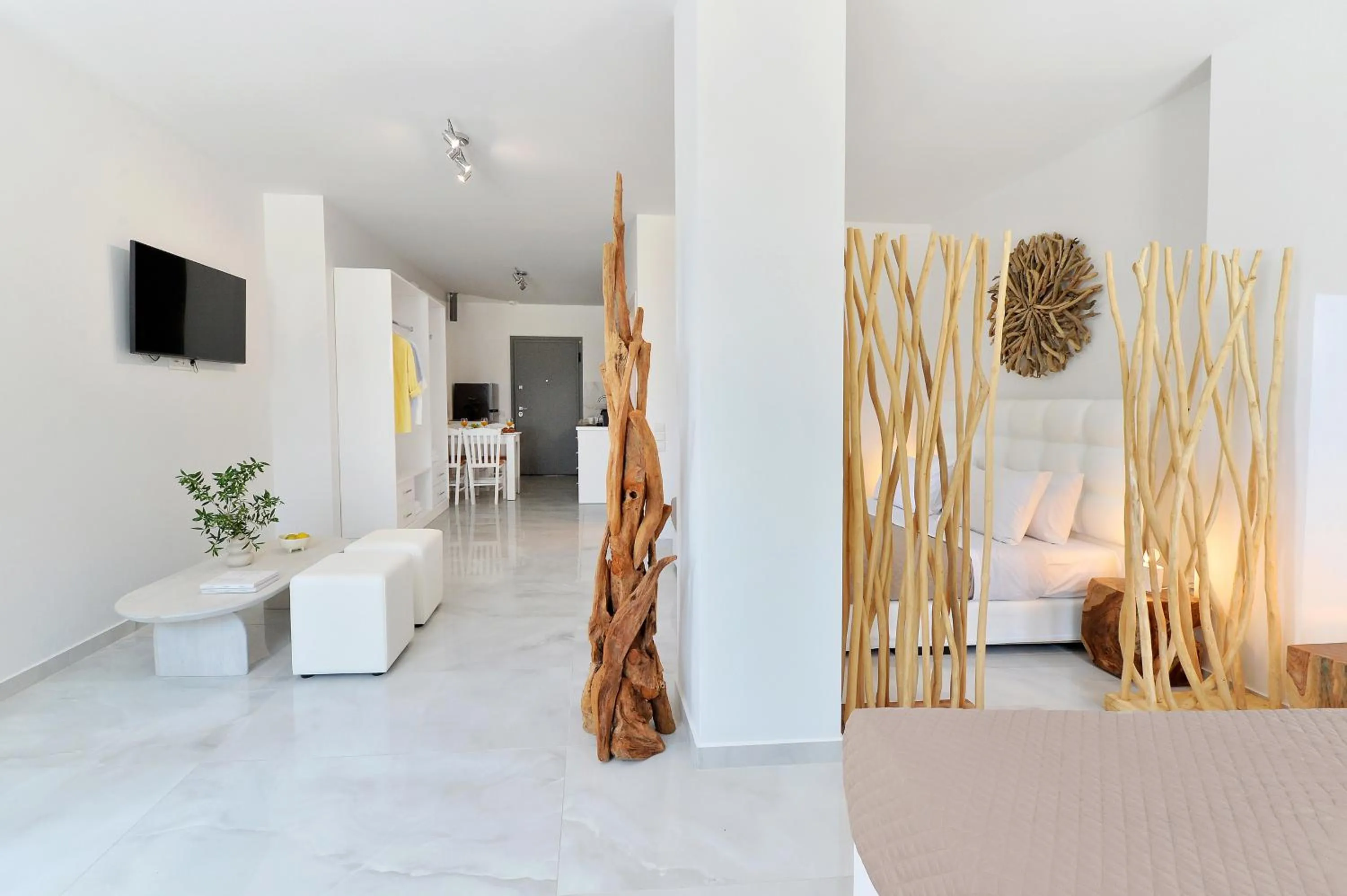 Communal lounge/ TV room, Bed in Alekos Luxury Suites - Free 24hr Transformation From To Airport