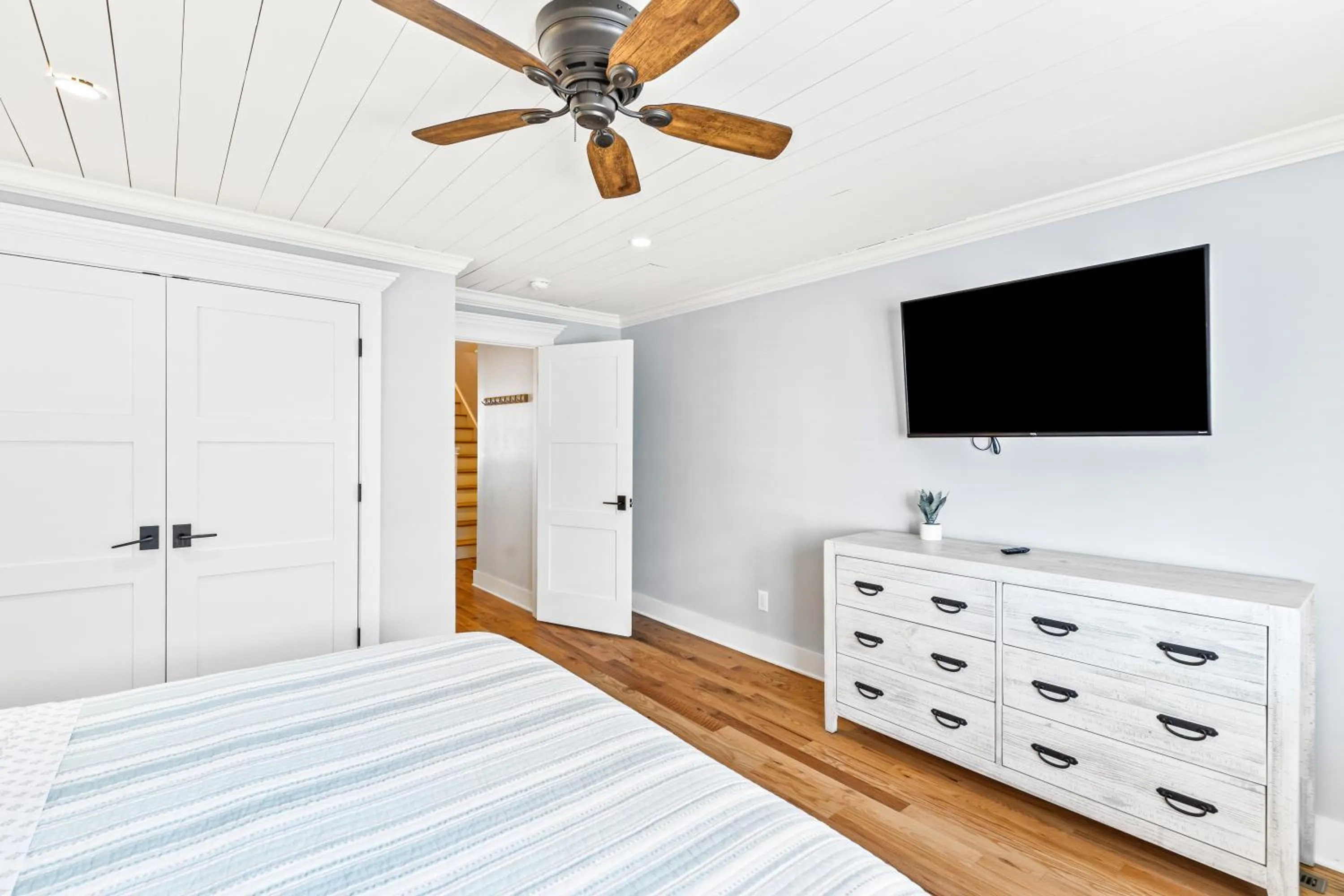 Bedroom, Bed in Beach Club Villa 31 - Luxurious Oceanfront - Beach Walkout