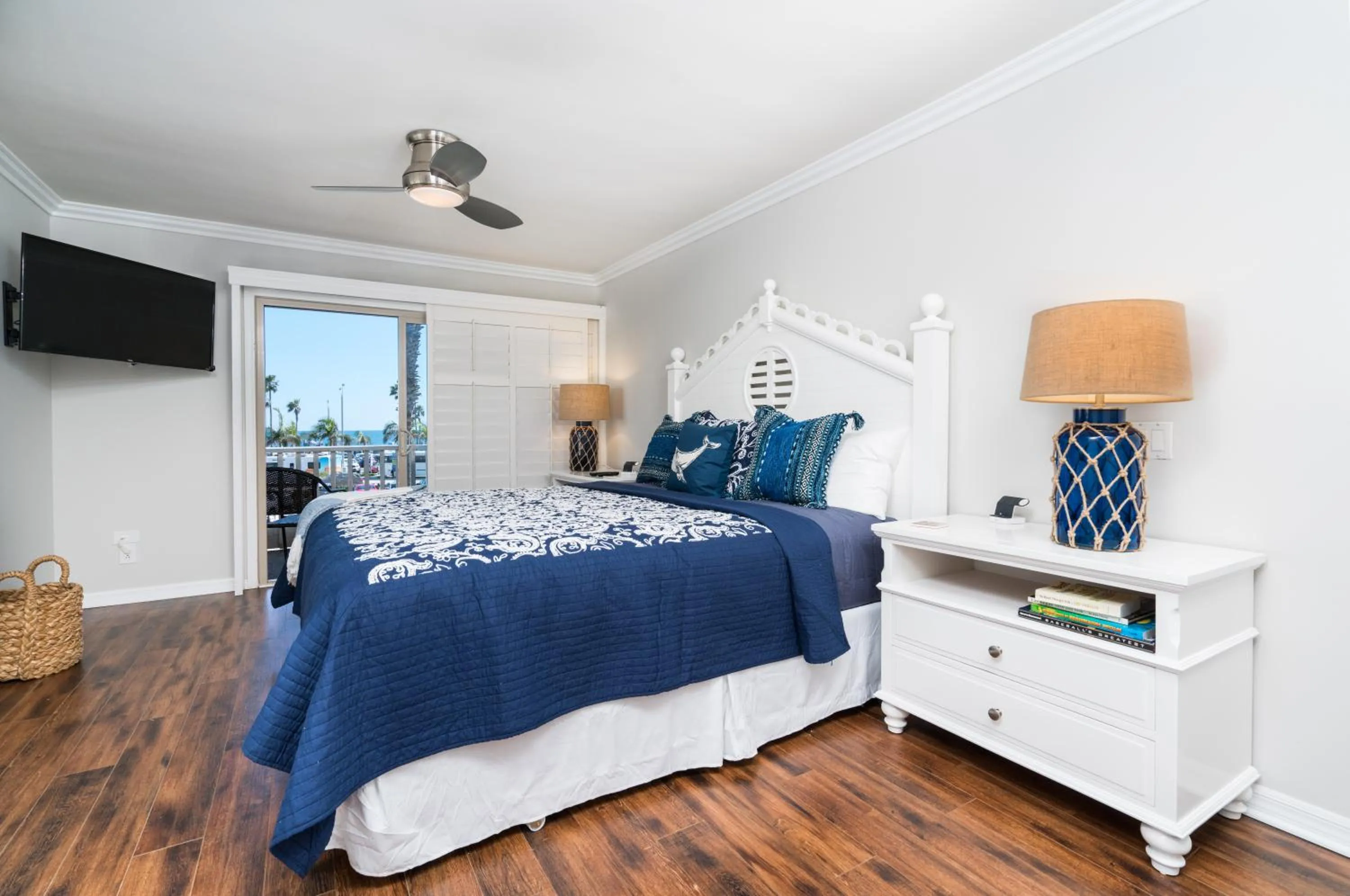 Bed in 600 E Oceanfront 2B