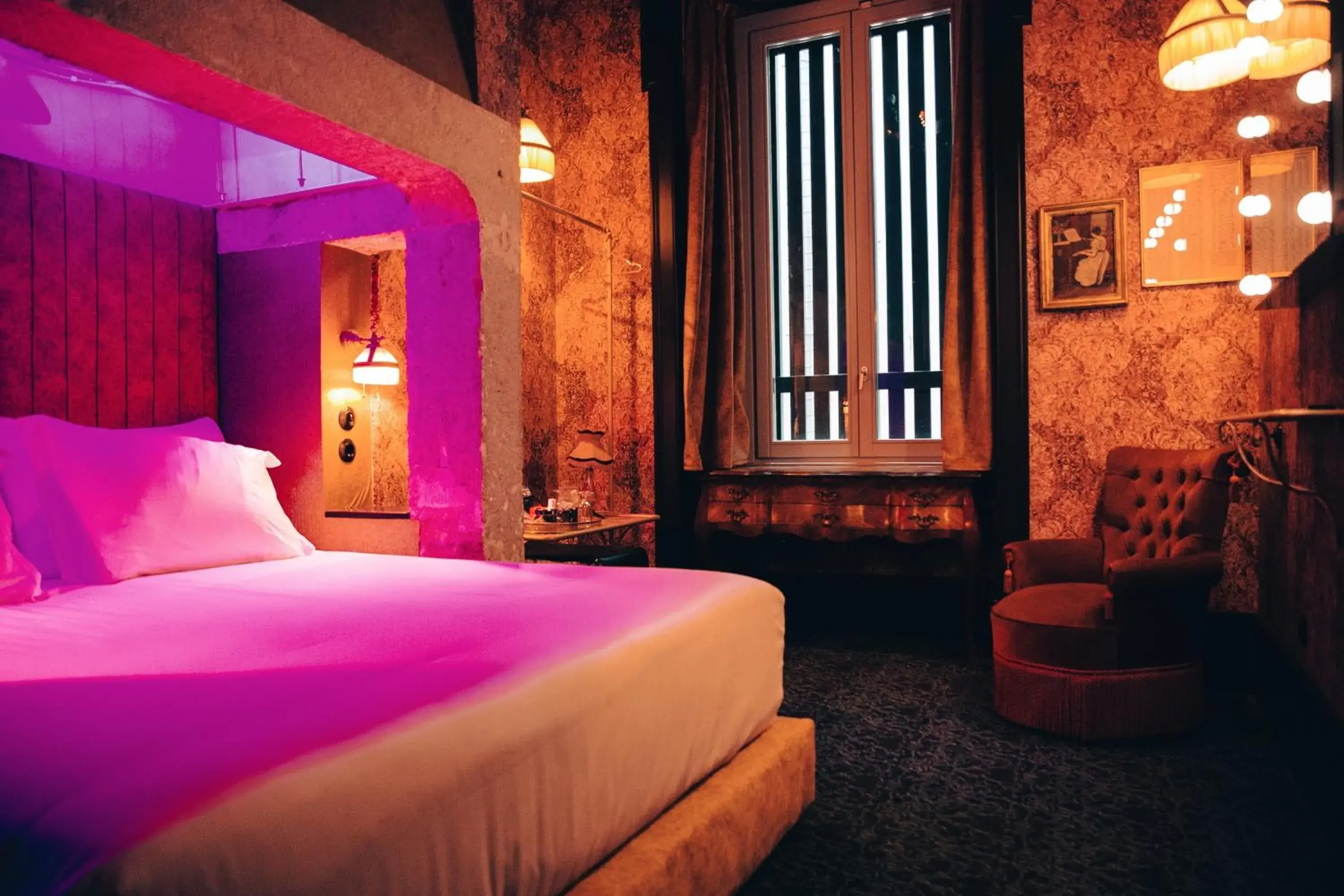 Secret Double Room in Pensão Amor Madam's Lodge Secret Double Room in Pensão Amor Madam's Lodge