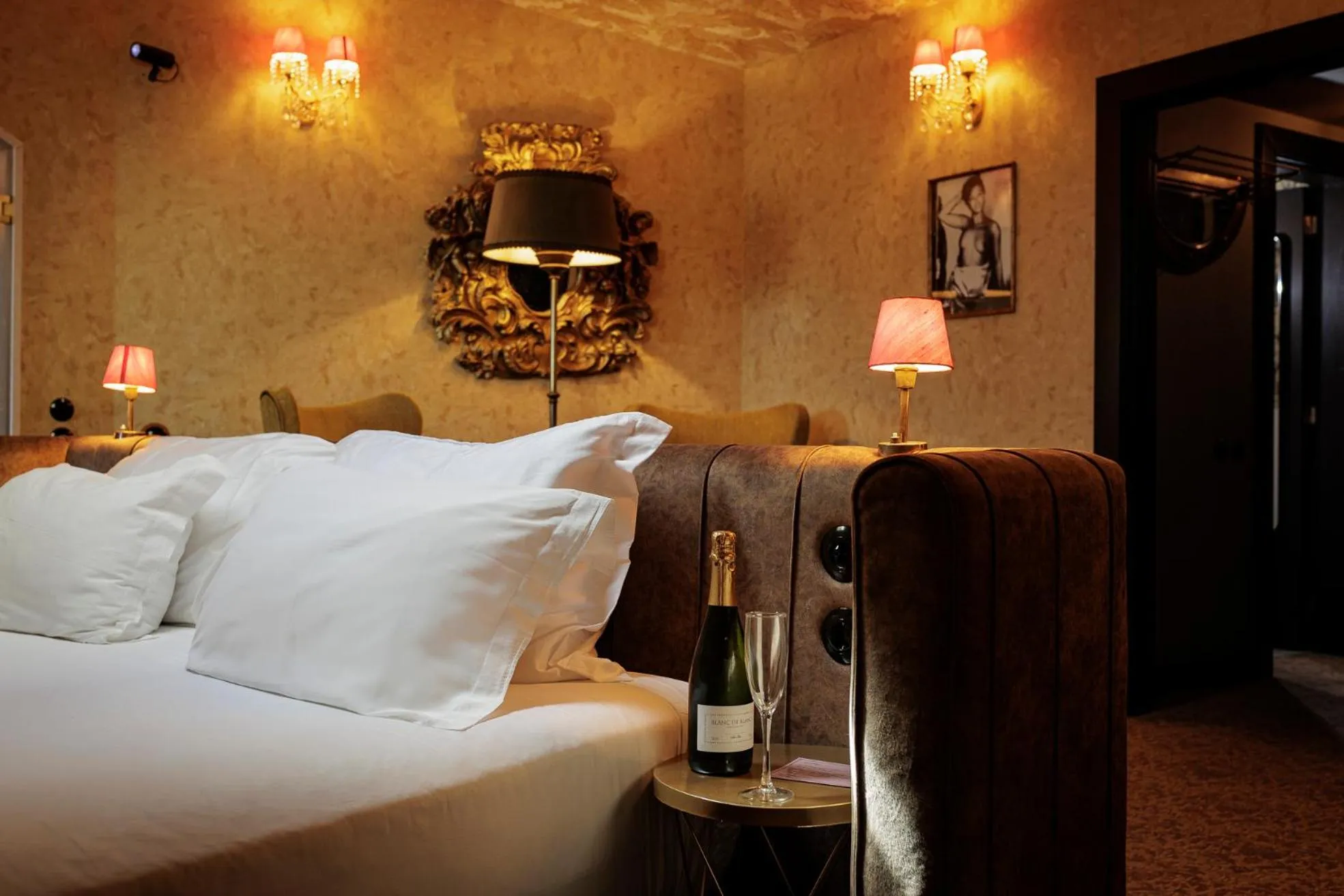 Bed in Pensão Amor Madam's Lodge