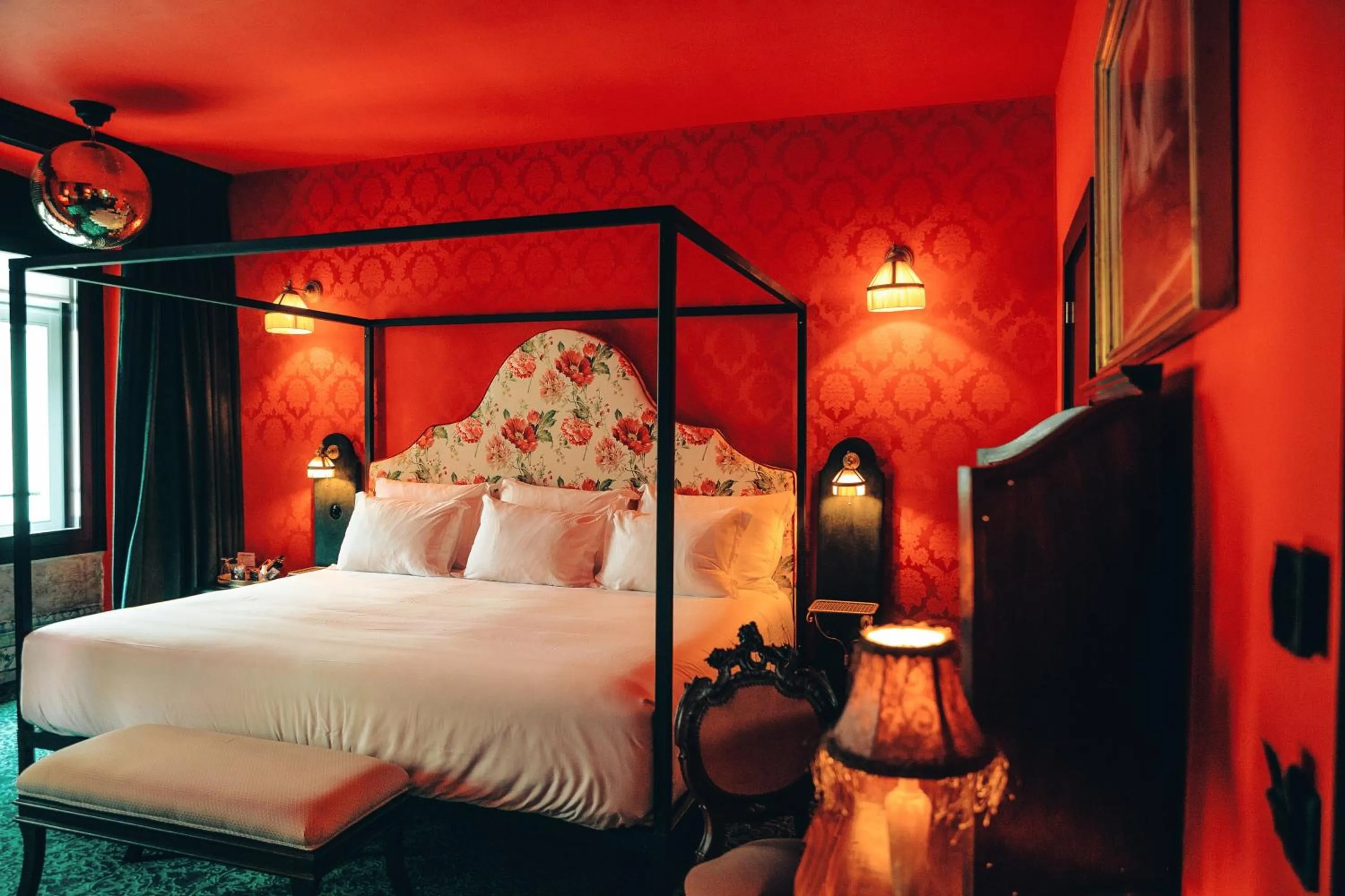 Bed in Pensão Amor Madam's Lodge