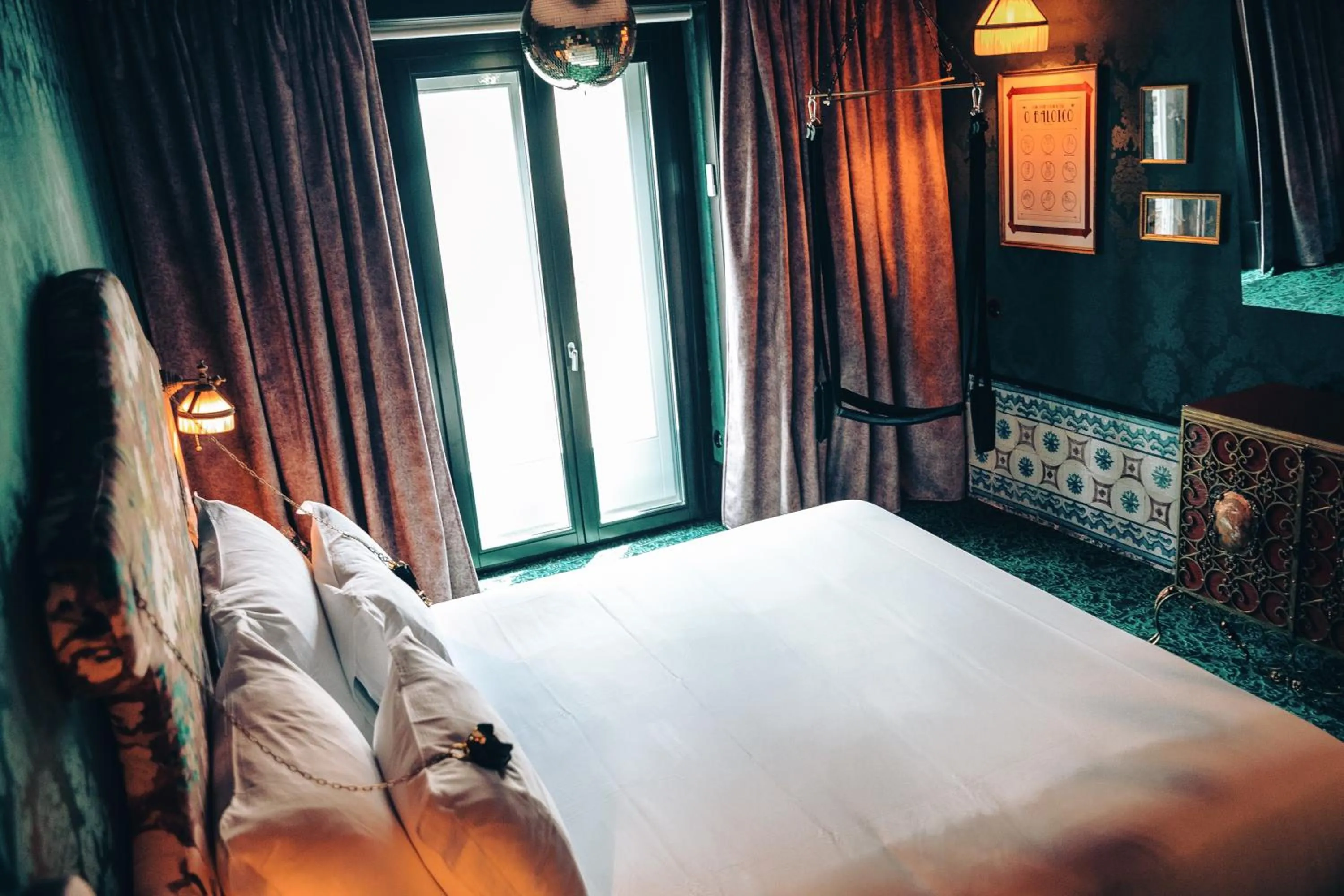 Bed in Pensão Amor Madam's Lodge