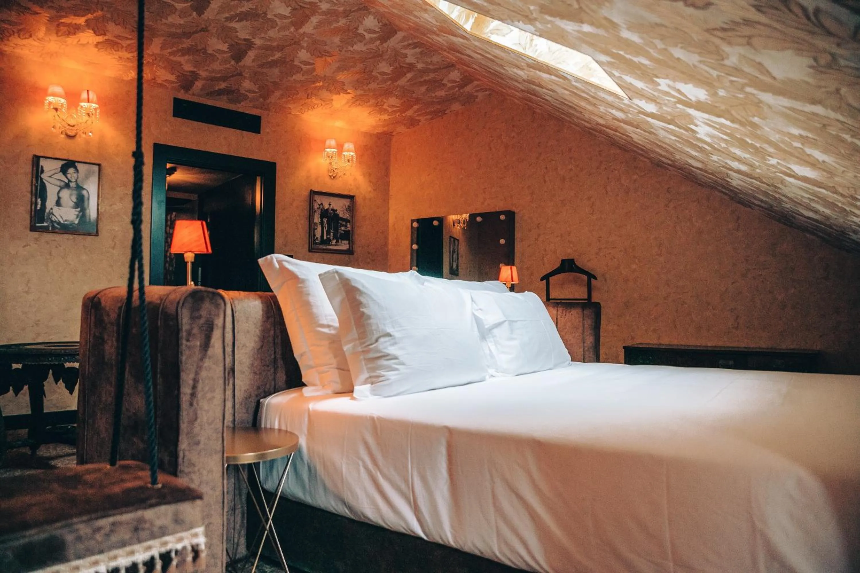 Bed in Pensão Amor Madam's Lodge