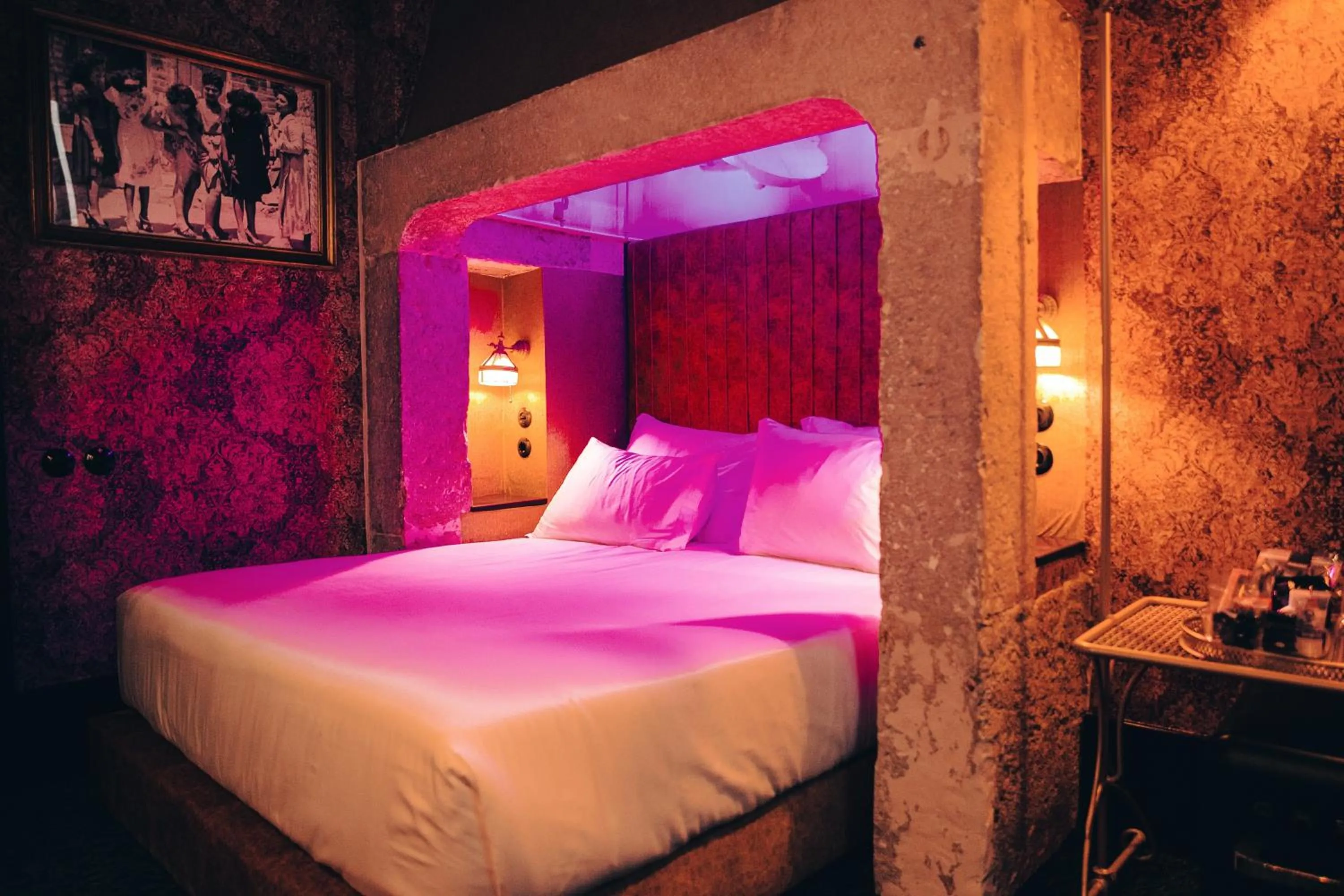 Bed in Pensão Amor Madam's Lodge