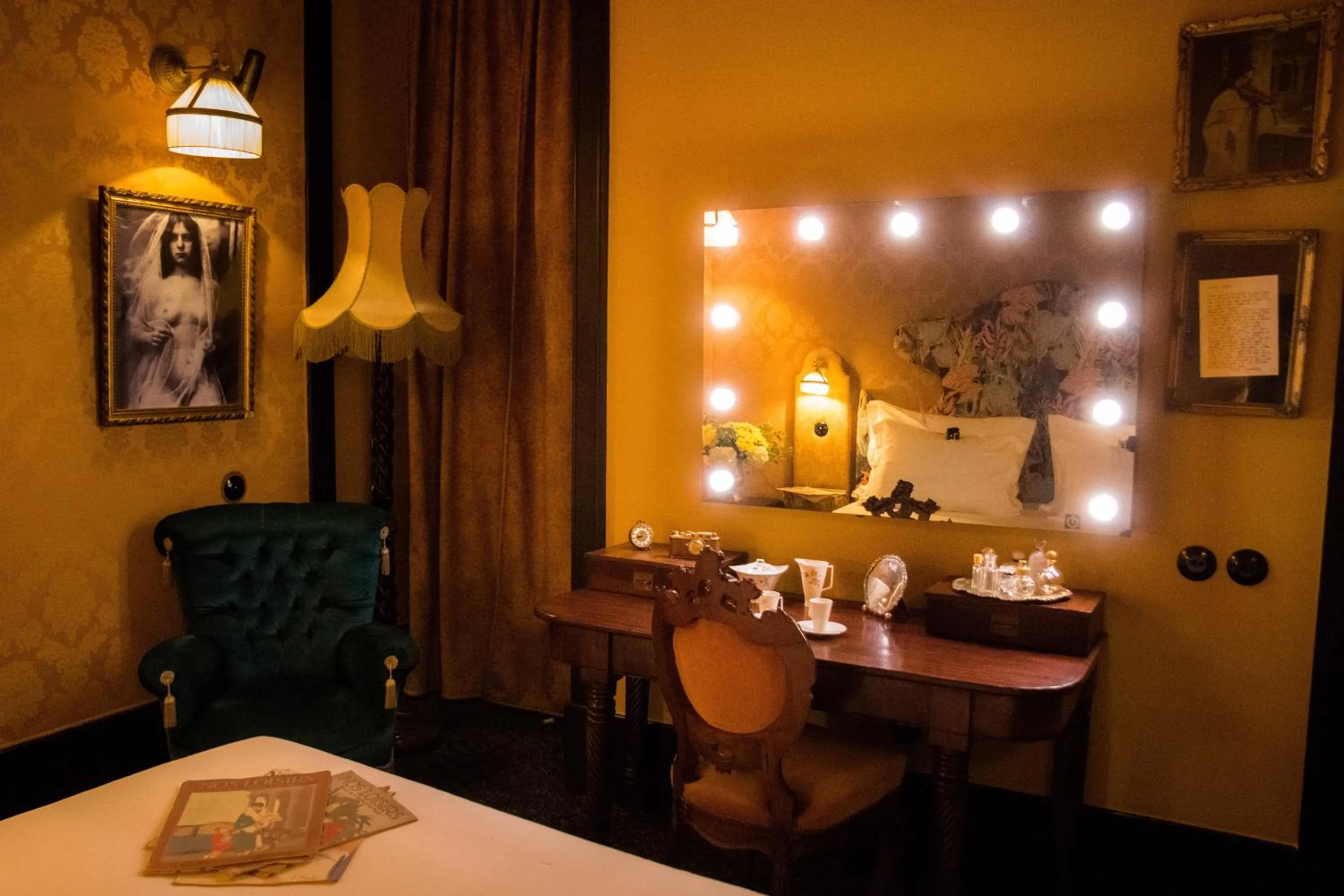 Decorative detail in Pensão Amor Madam's Lodge