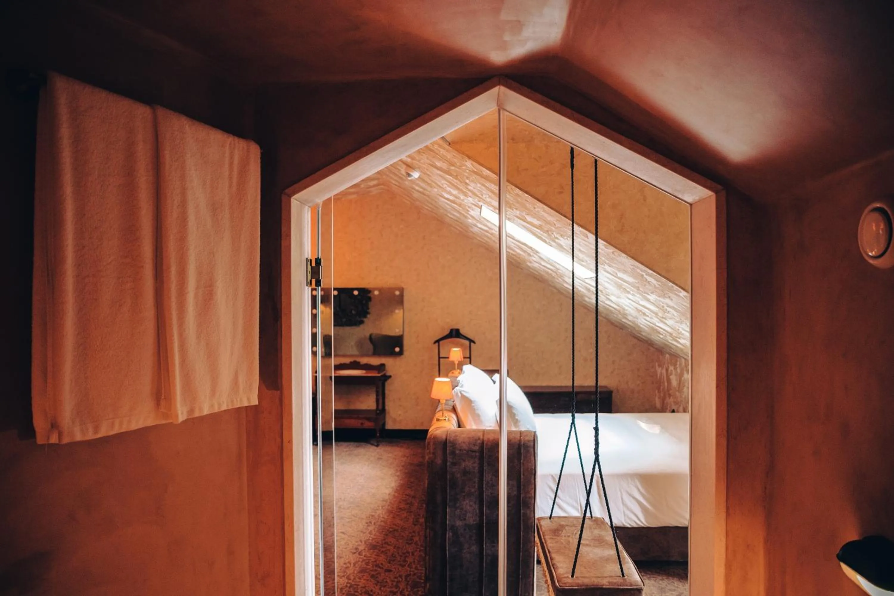 Shower, Bed in Pensão Amor Madam's Lodge