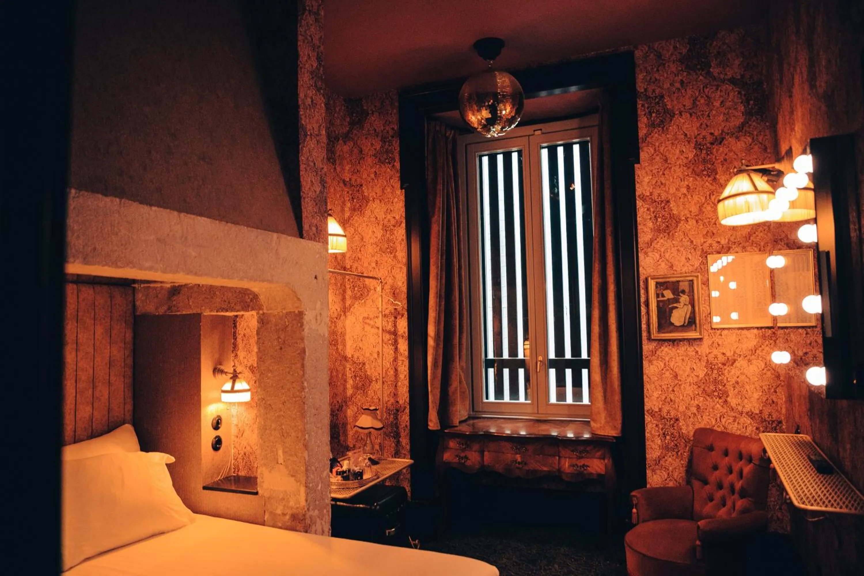 Bed in Pensão Amor Madam's Lodge