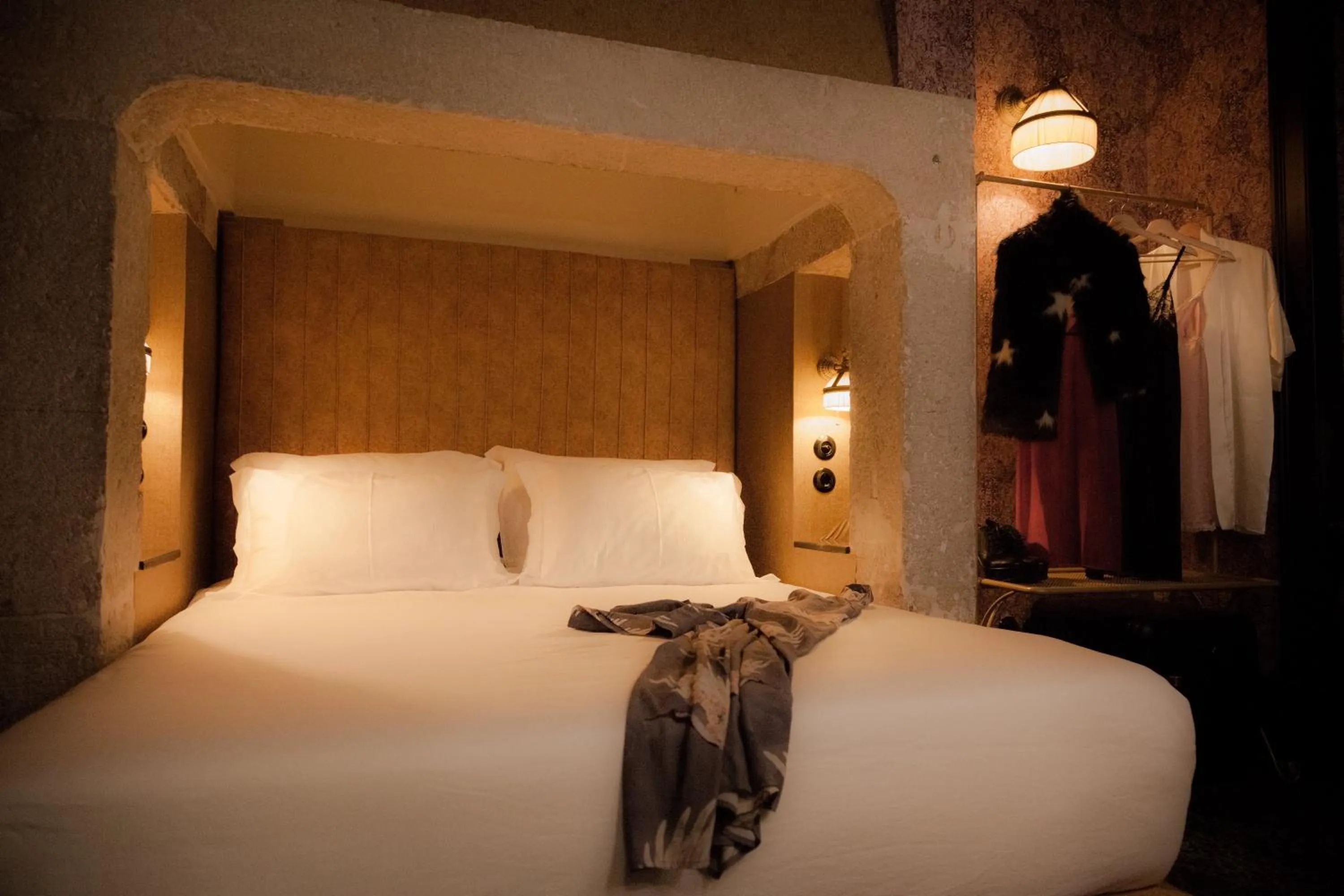 Bed in Pensão Amor Madam's Lodge