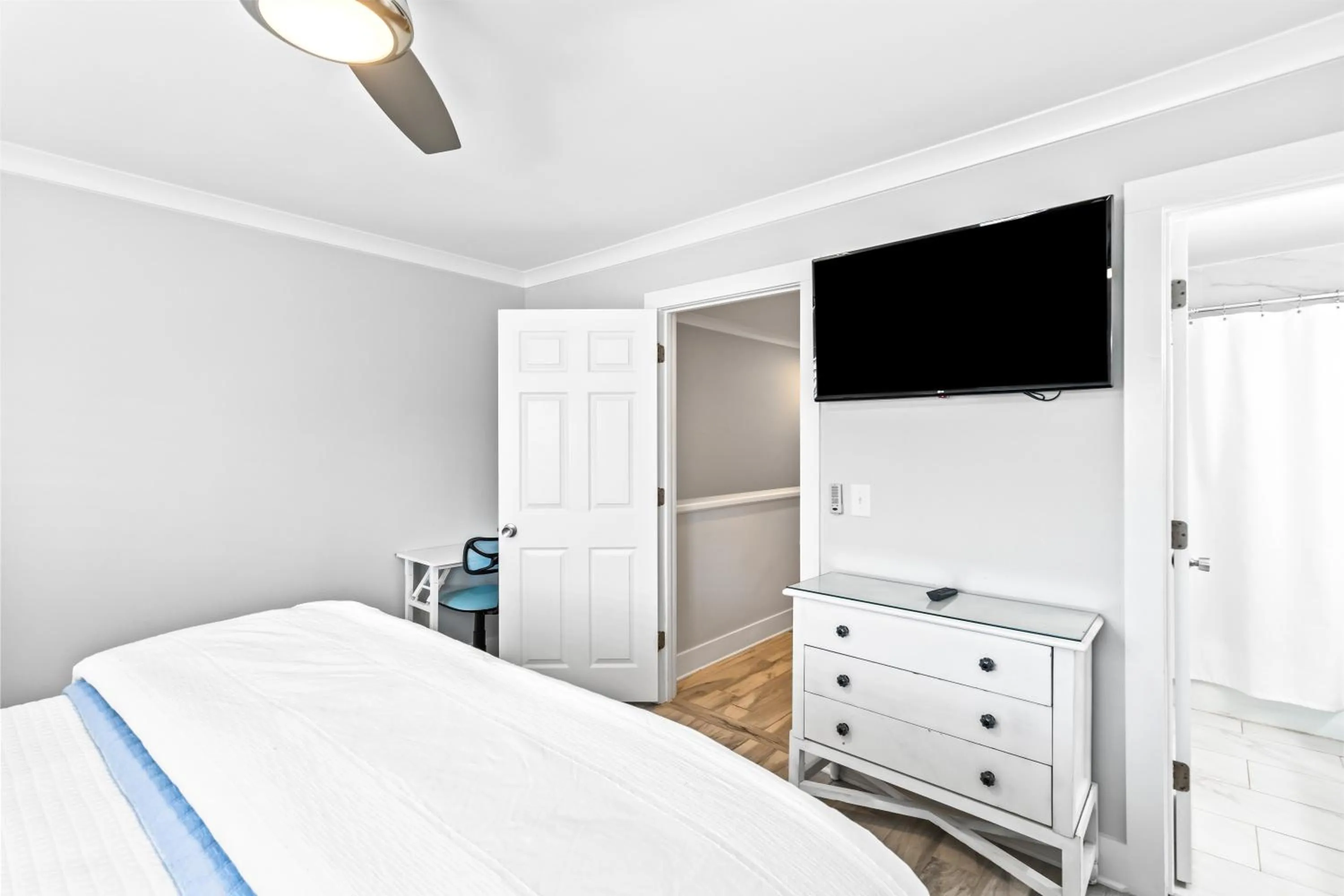 TV and multimedia, Bed in Beach Club Villa 32 - Newly Renovated! Direct Oceanfront