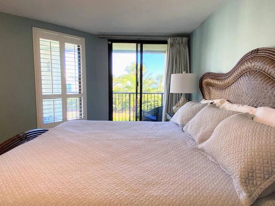 Bedroom, Bed in Summer House 109 - Beach and Pool Walkout - 30 Seconds to Sand