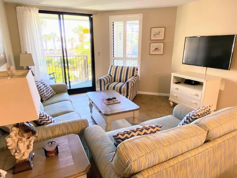 Living room in Summer House 109 - Beach and Pool Walkout - 30 Seconds to Sand