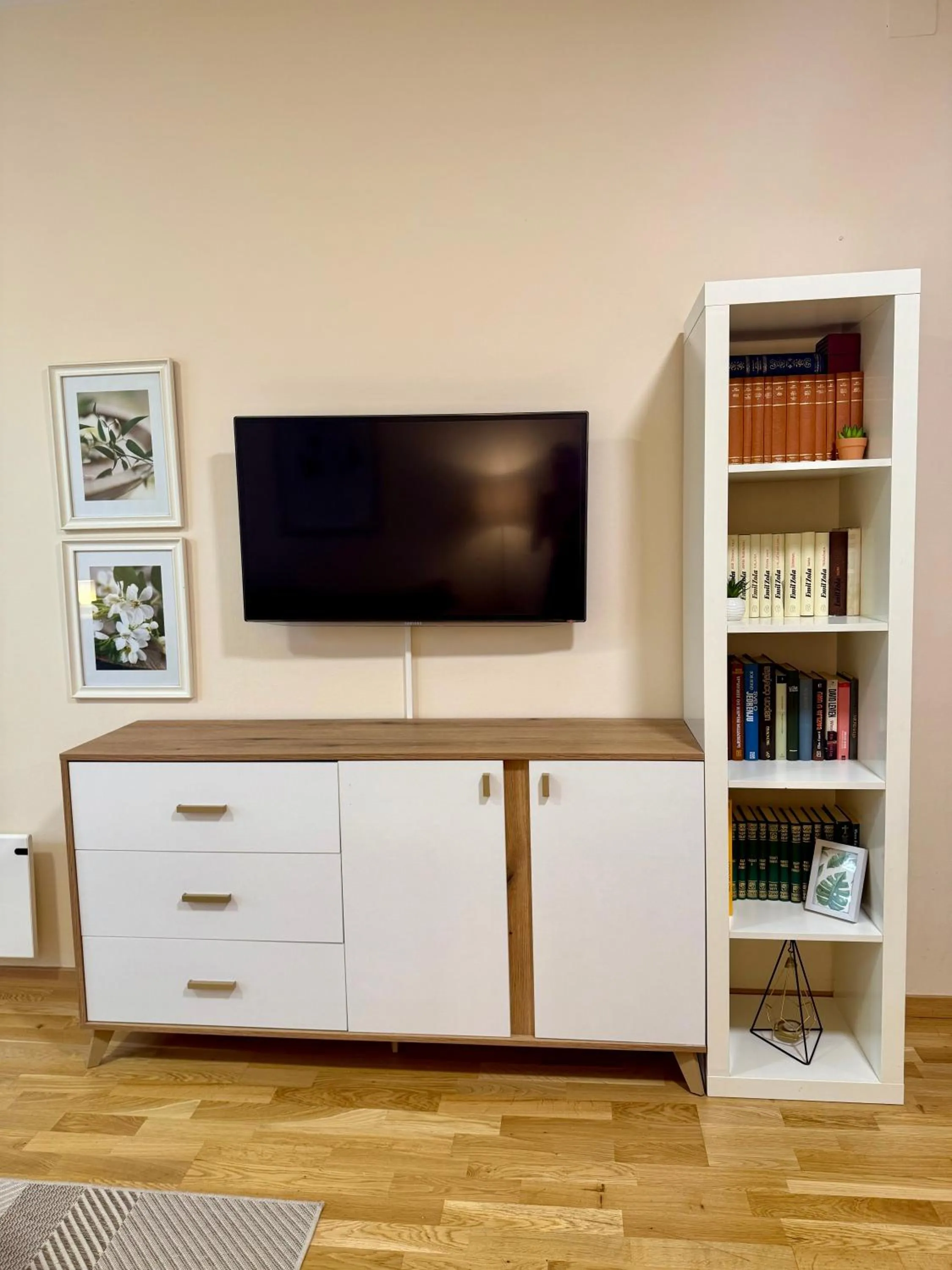 Communal lounge/ TV room in Villa Perla Di Mare Budva