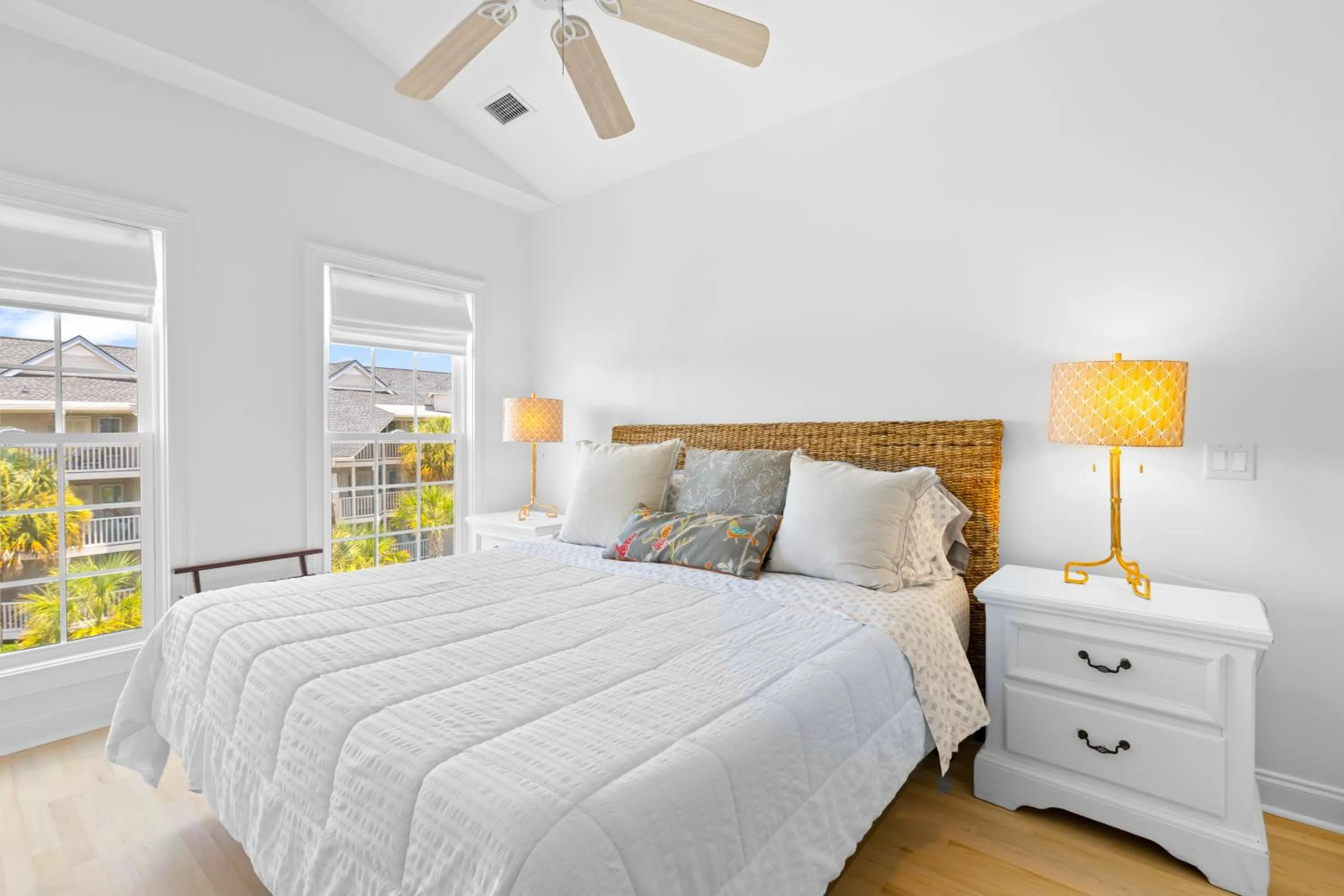 Bed in 3 Summer Dunes - Classic Ocean View Beach House!