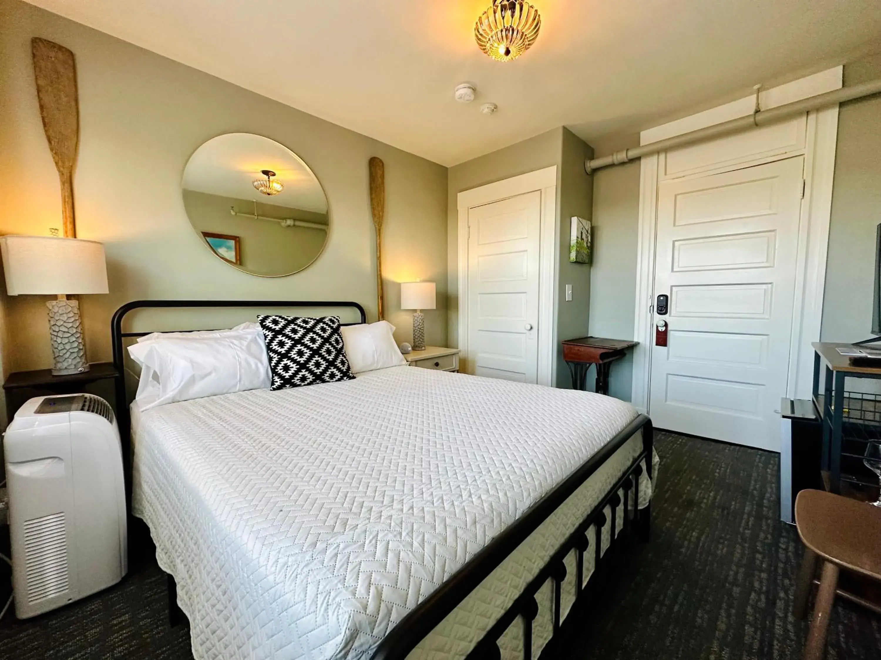 Deluxe Queen Room in Gifford House Deluxe Queen Room in Gifford House