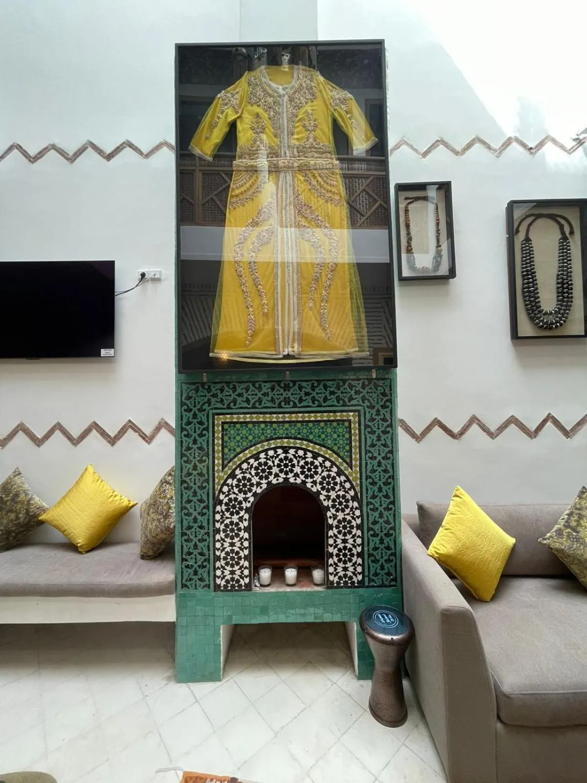 Communal lounge/ TV room in RIAD LUXE LOCATION le GRIZZLY