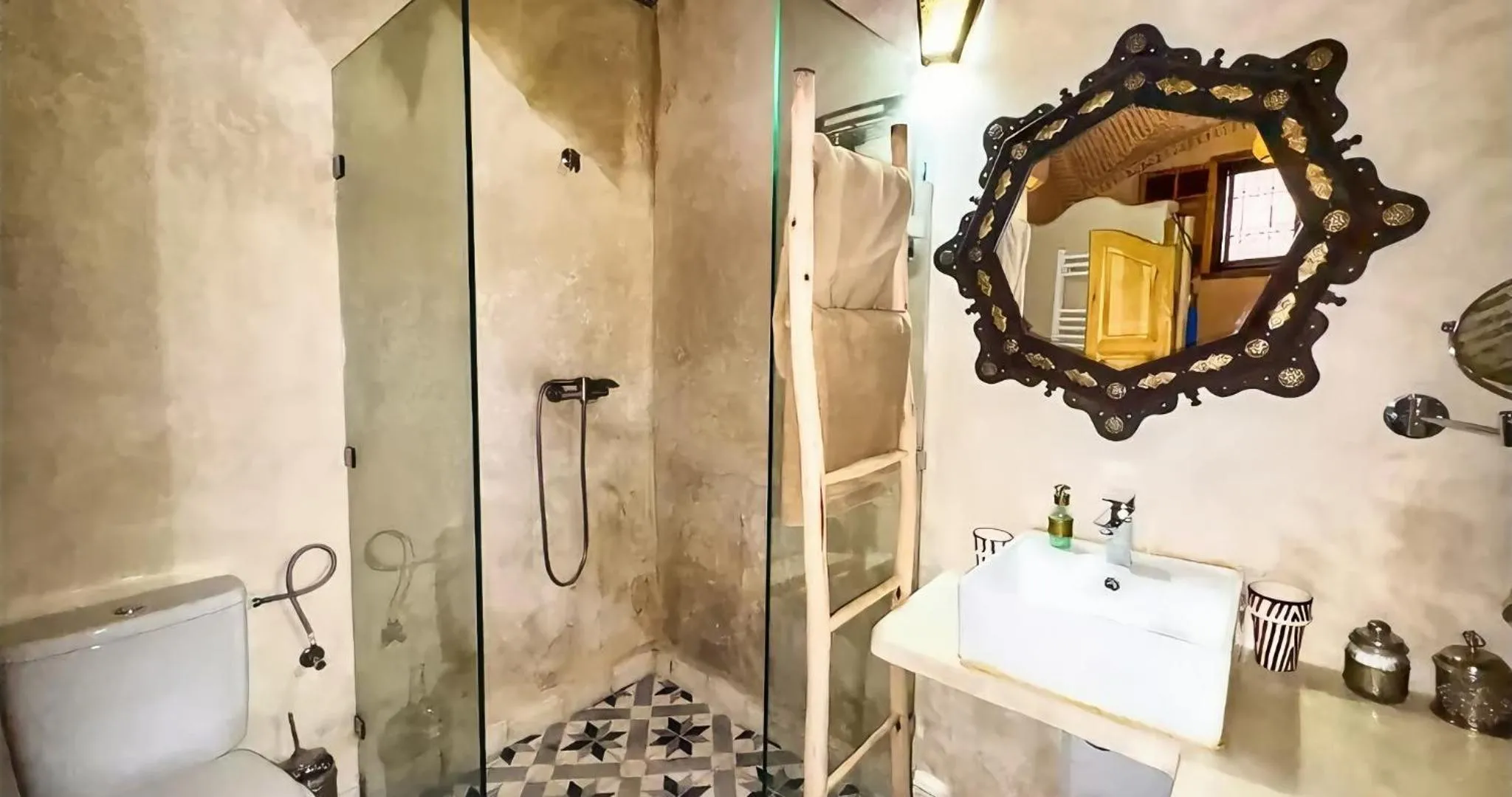 Shower in RIAD LUXE LOCATION le GRIZZLY