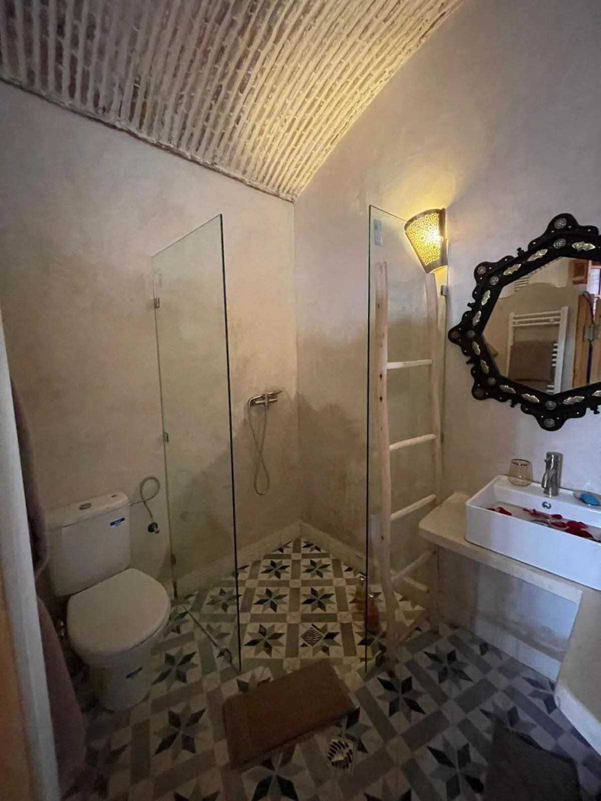 Shower in RIAD LUXE LOCATION le GRIZZLY