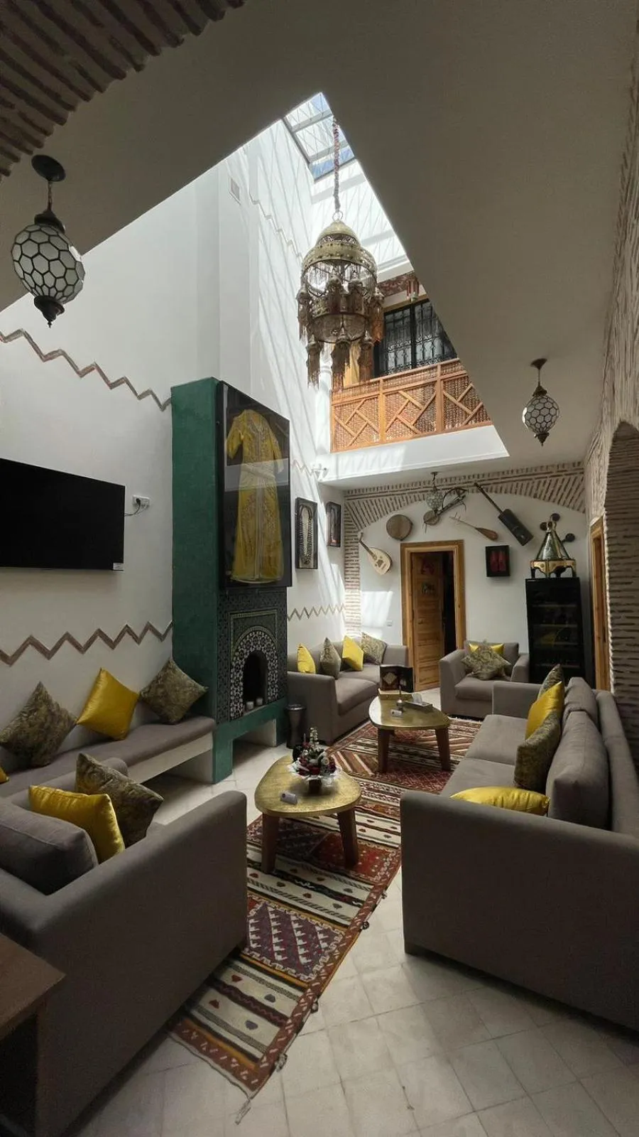 Communal lounge/ TV room in RIAD LUXE LOCATION le GRIZZLY
