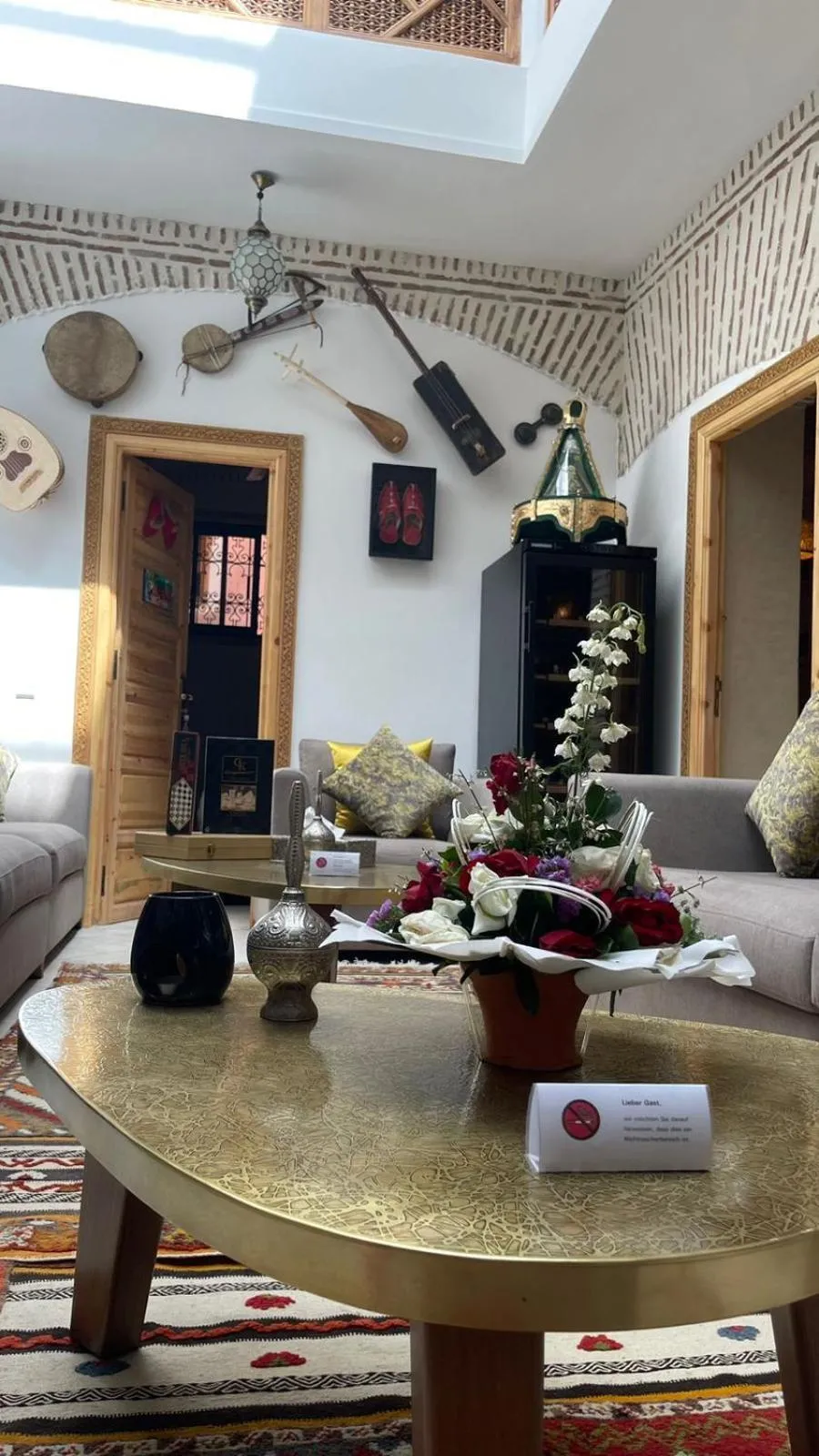 Communal lounge/ TV room in RIAD LUXE LOCATION le GRIZZLY