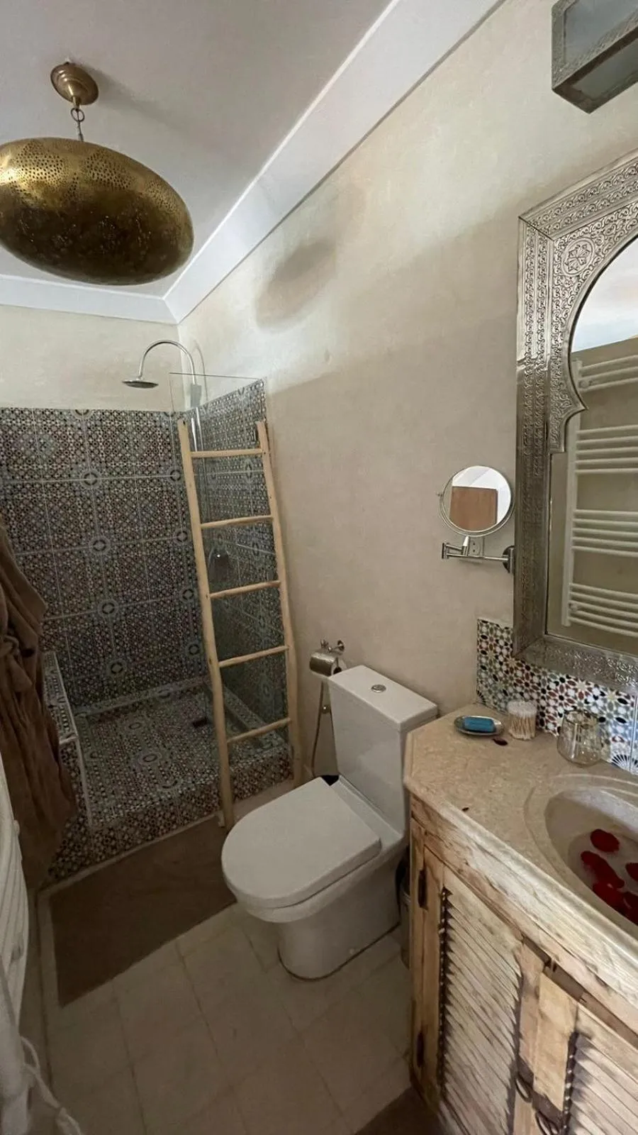 Shower in RIAD LUXE LOCATION le GRIZZLY