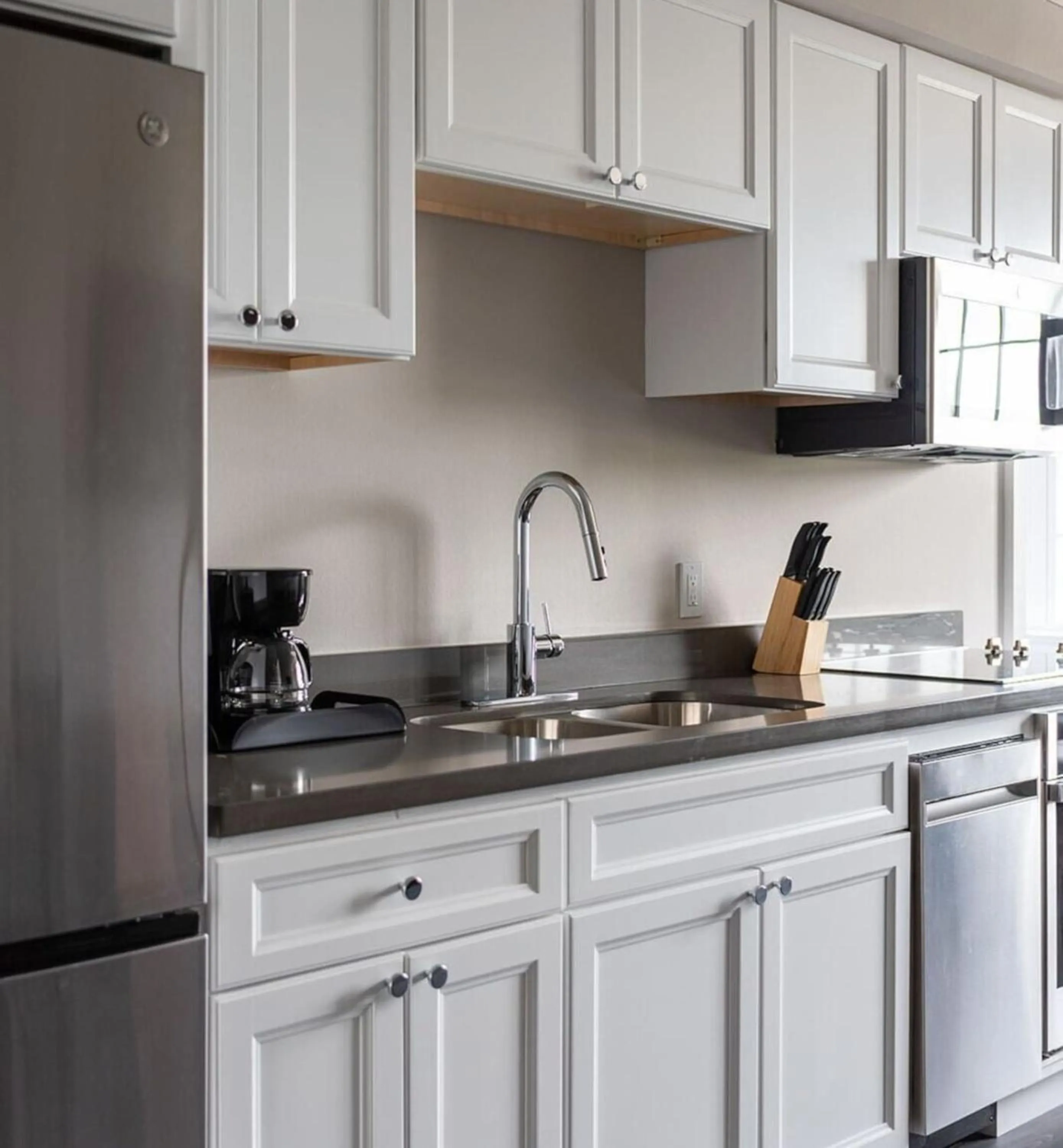 Kitchen or kitchenette in Bywater Suite Hotel