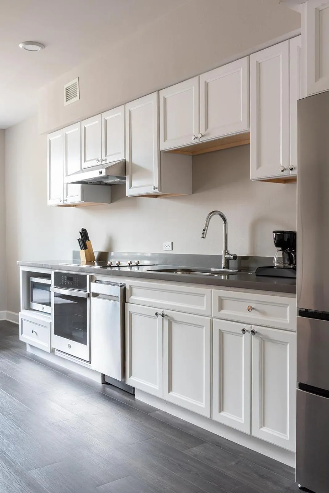 Kitchen or kitchenette in Bywater Suite Hotel