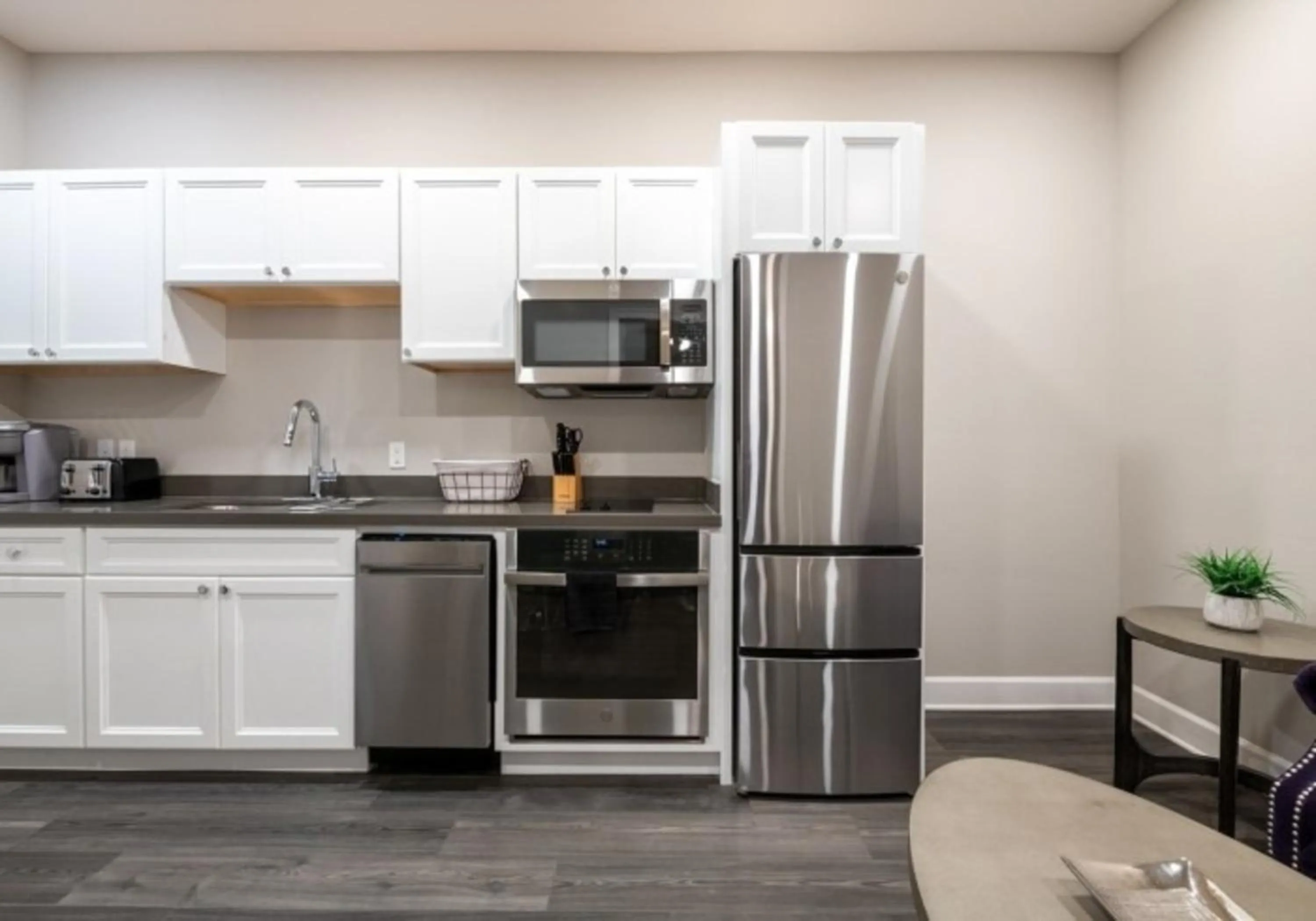 Kitchen or kitchenette in Bywater Suite Hotel