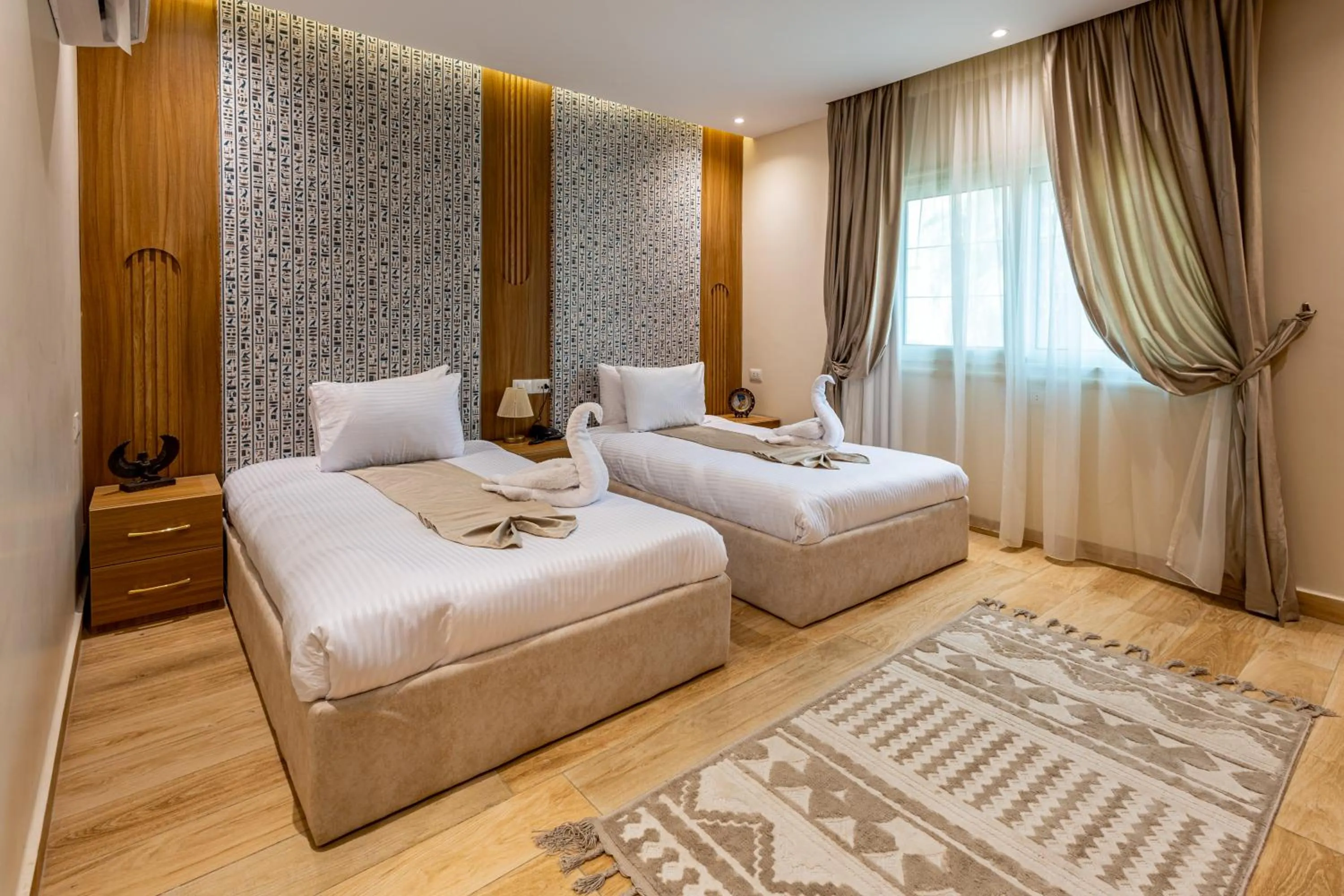 Photo of the whole room, Bed in Pyramids sunrise inn