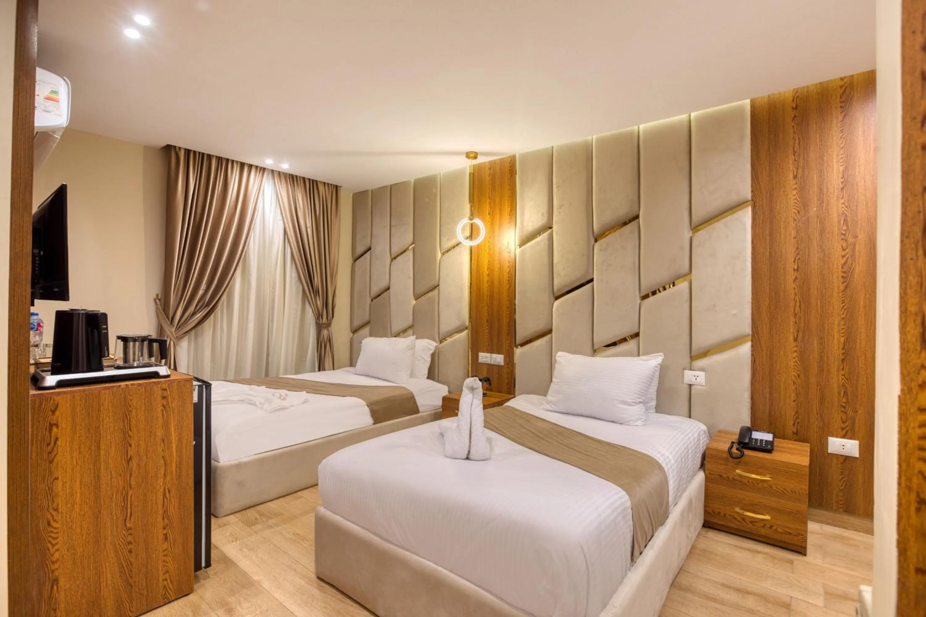 Photo of the whole room, Bed in Pyramids sunrise inn