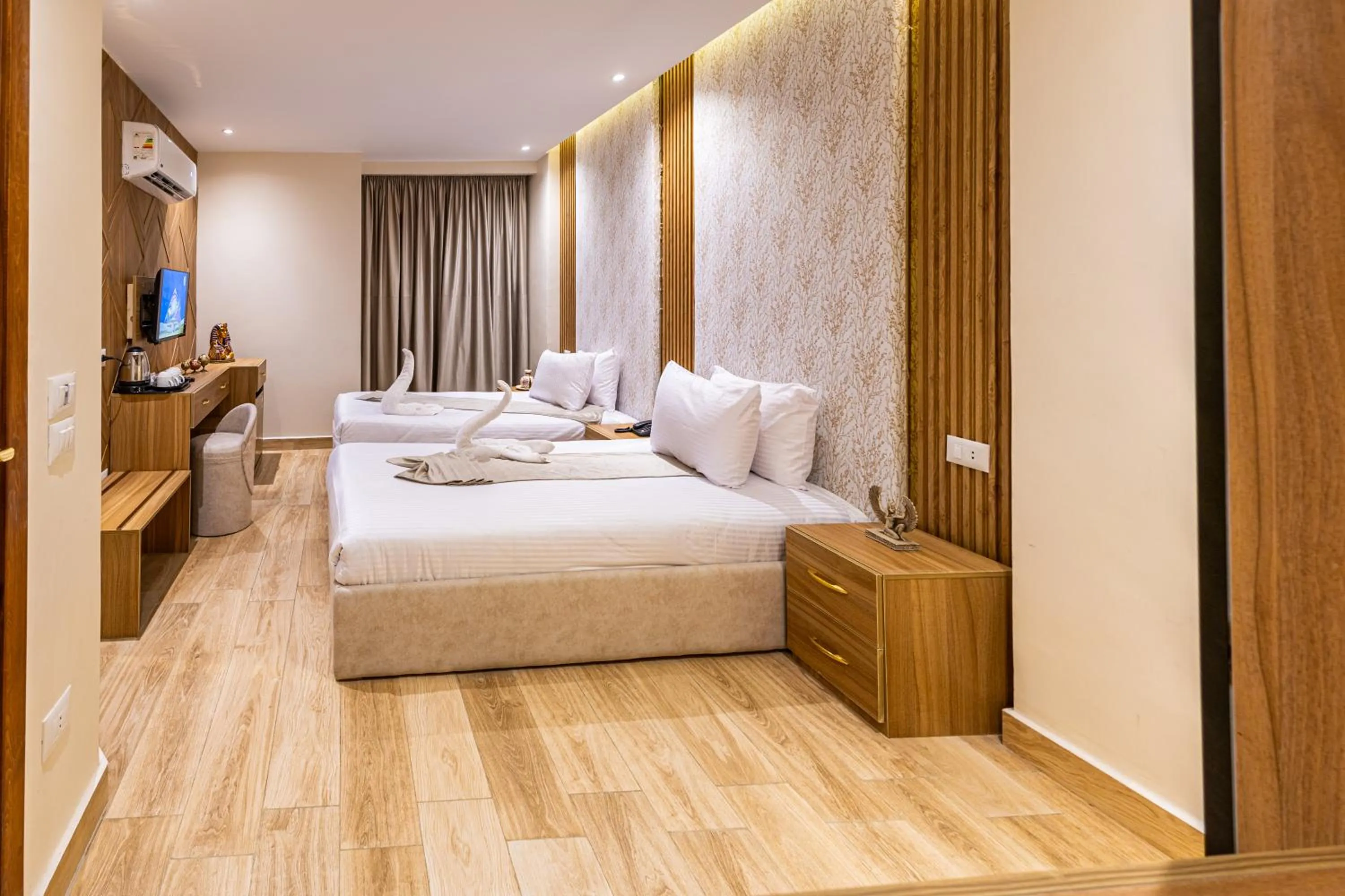 Photo of the whole room, Bed in Pyramids sunrise inn