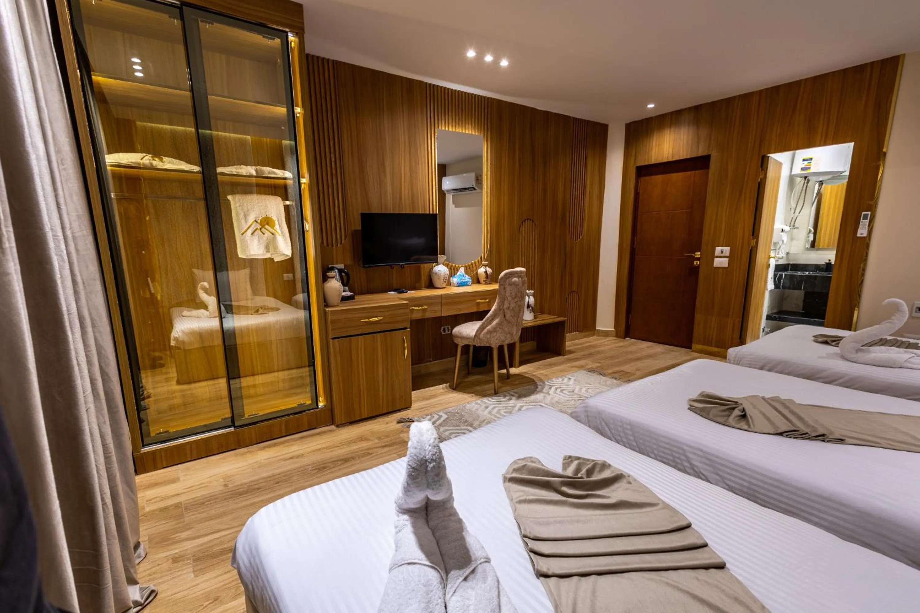 Photo of the whole room, Bed in Pyramids sunrise inn