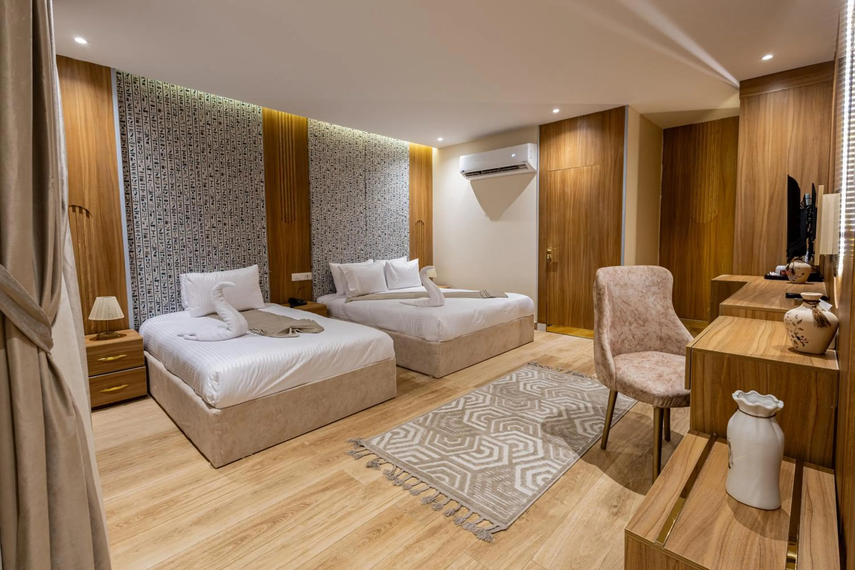 Photo of the whole room, Bed in Pyramids sunrise inn