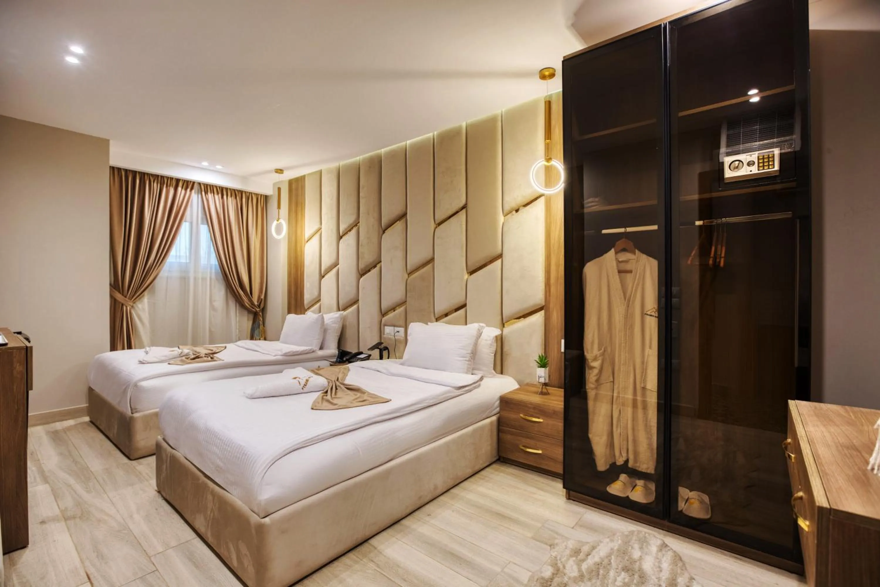 Photo of the whole room, Bed in Pyramids sunrise inn