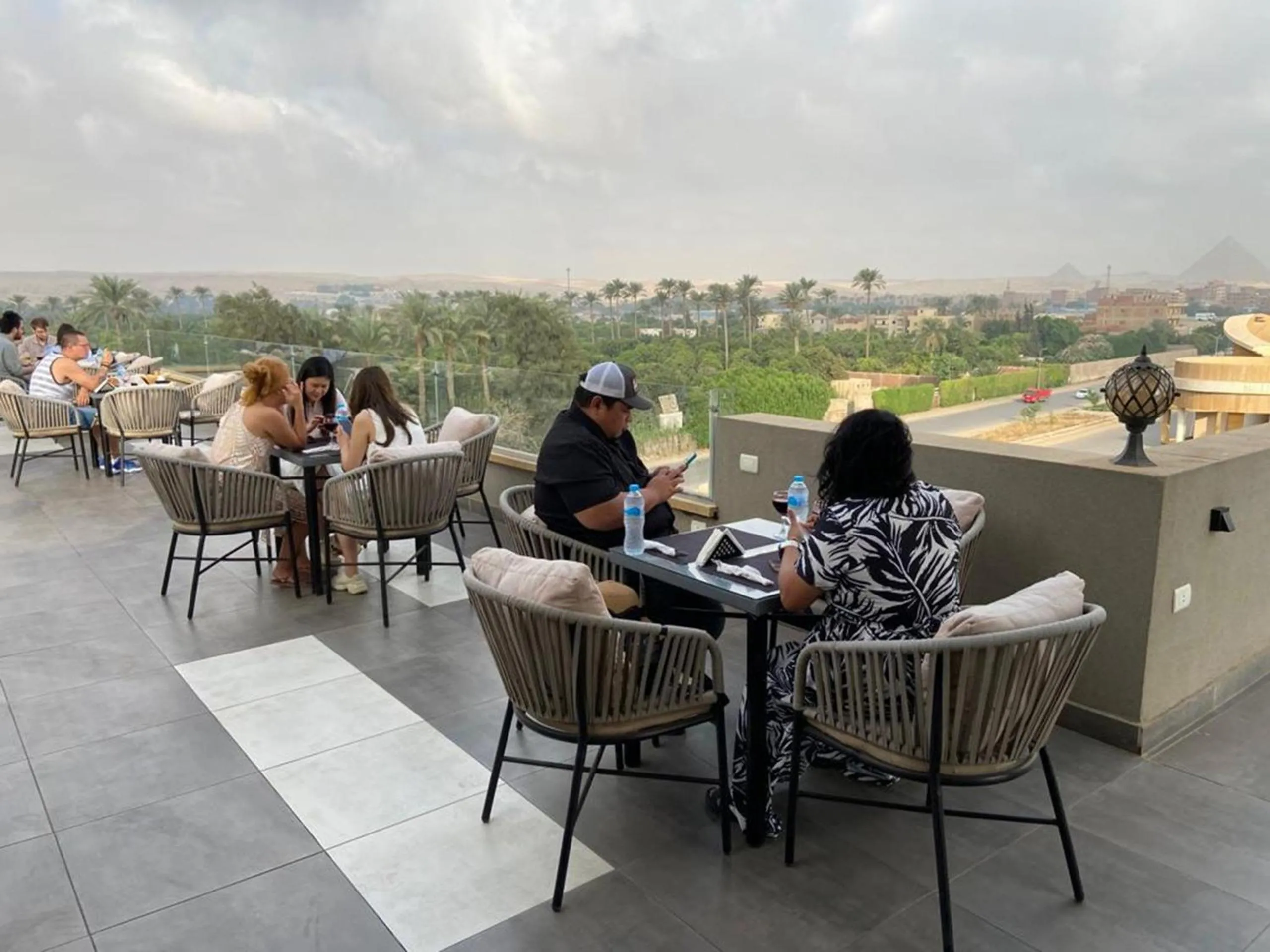 Restaurant/places to eat in Pyramids sunrise inn