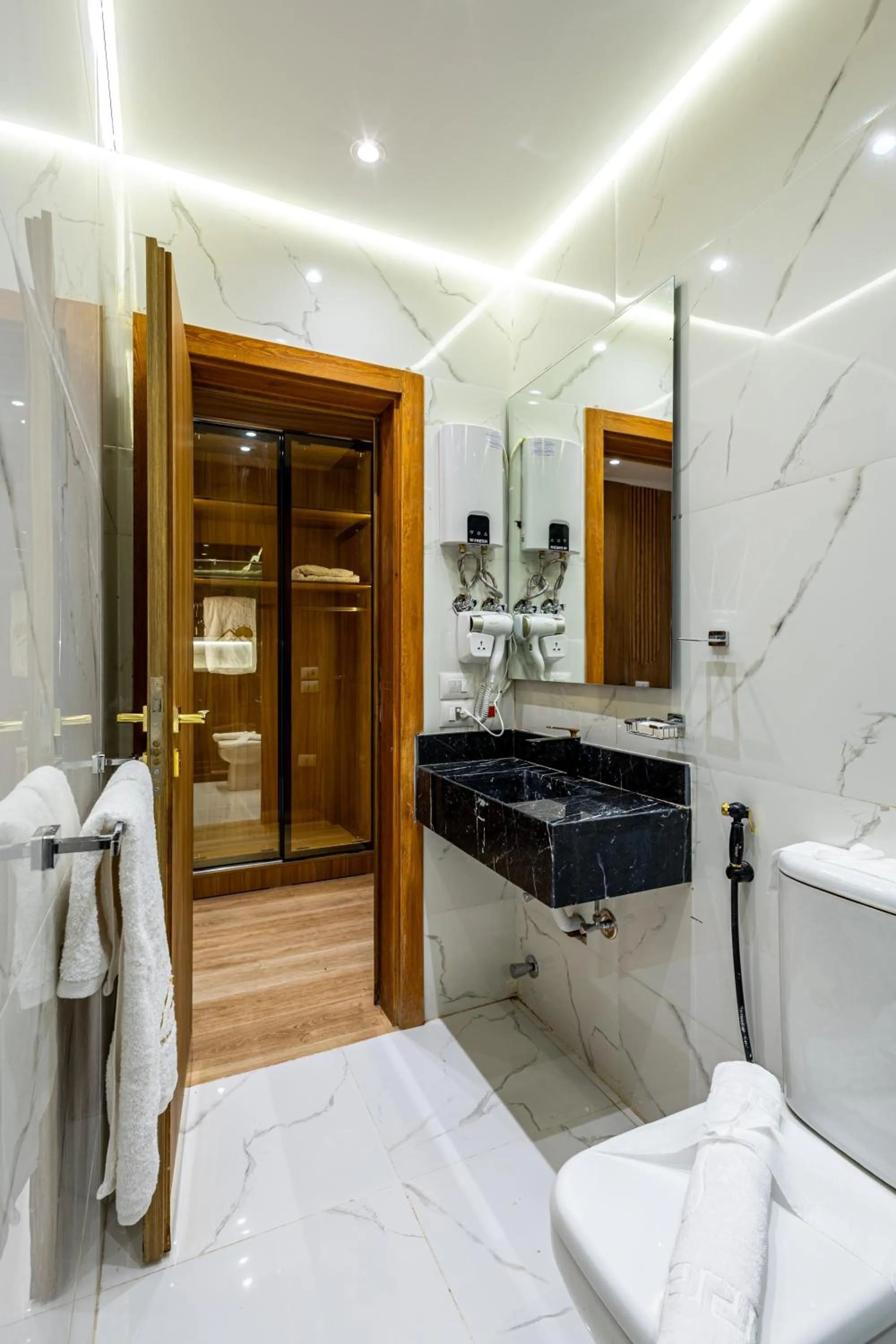 Bathroom in Pyramids sunrise inn