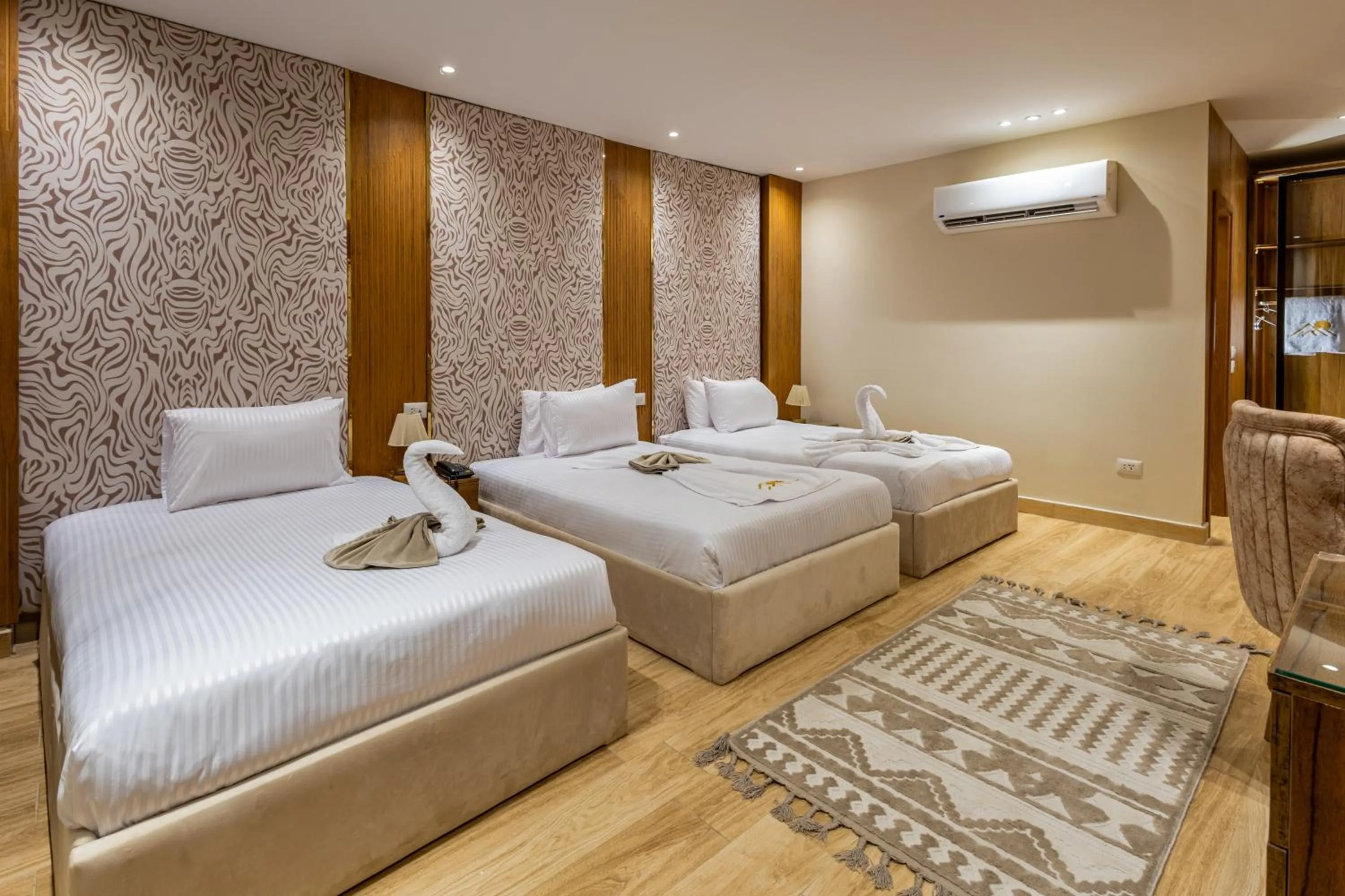 Photo of the whole room, Bed in Pyramids sunrise inn